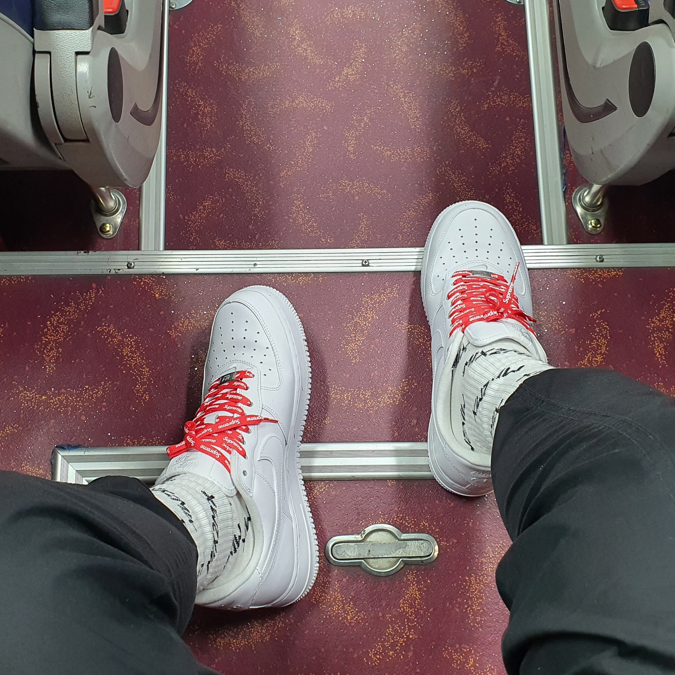 Nike x Supreme Air Force 1 Low White 착용 스타일 - 1