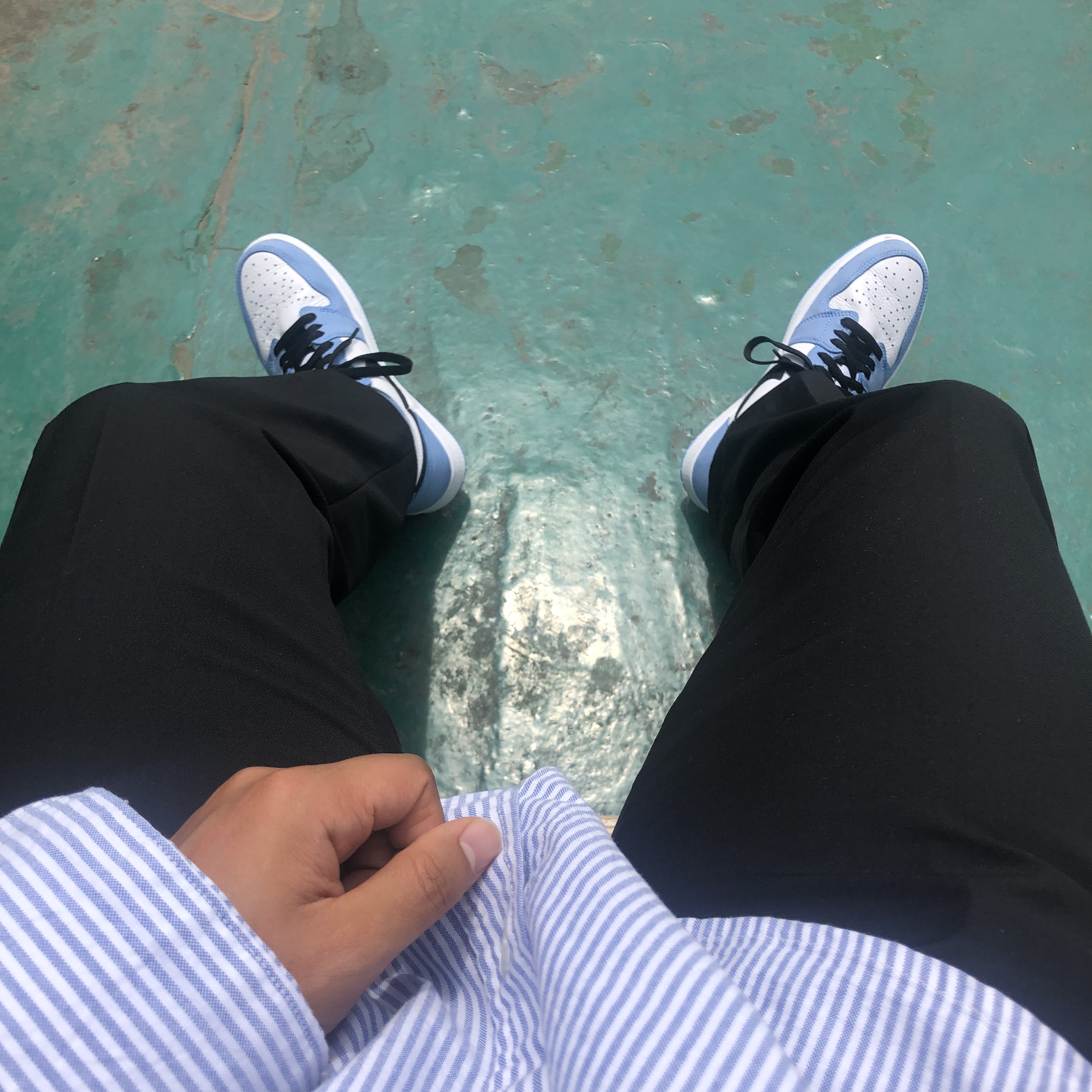 Jordan 1 Retro High OG University Blue 착용 스타일 - 3