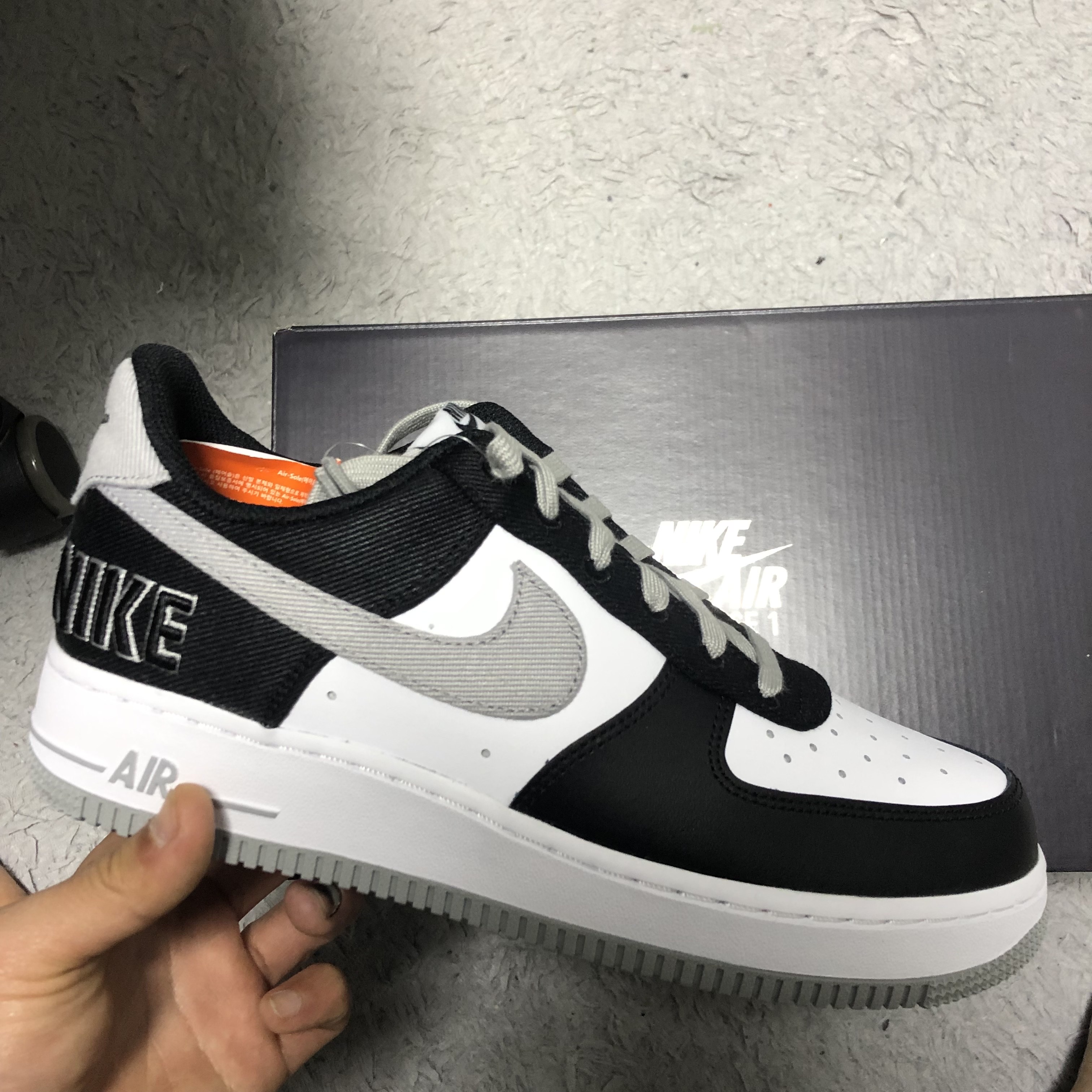 Nike Air Force 1 '07 LV8 EMB Black Silver 착용 스타일 - 1
