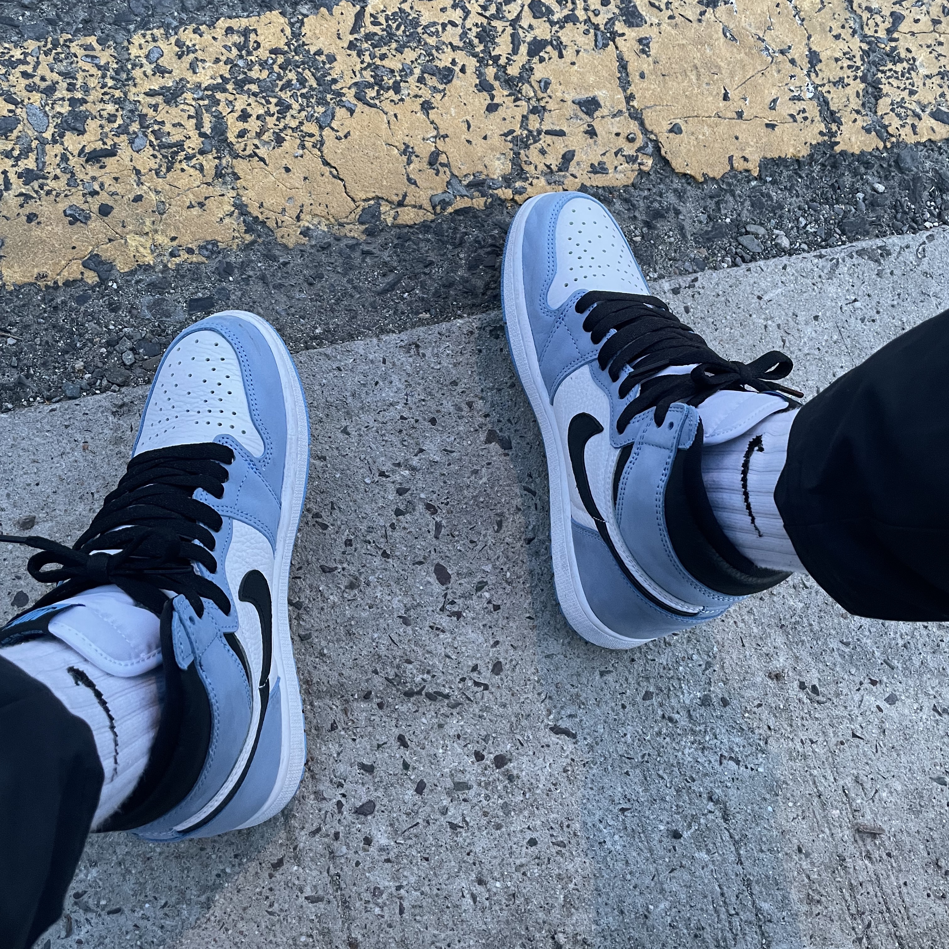 Jordan 1 Retro High OG University Blue 착용 스타일 - 2