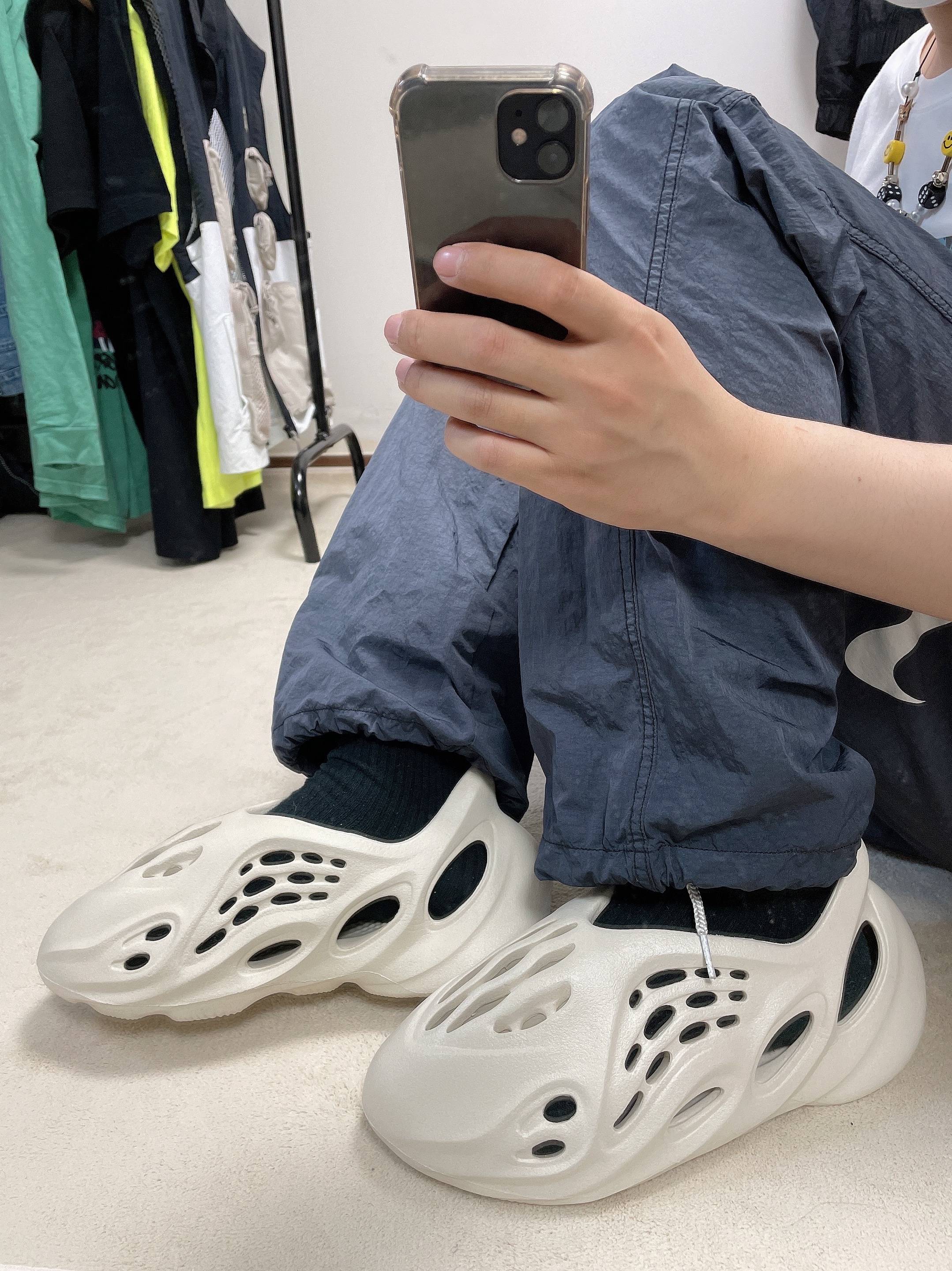 Adidas Yeezy Foam RNNR Sand, Nike x Stussy Beach Pants Off Noir 착용 스타일