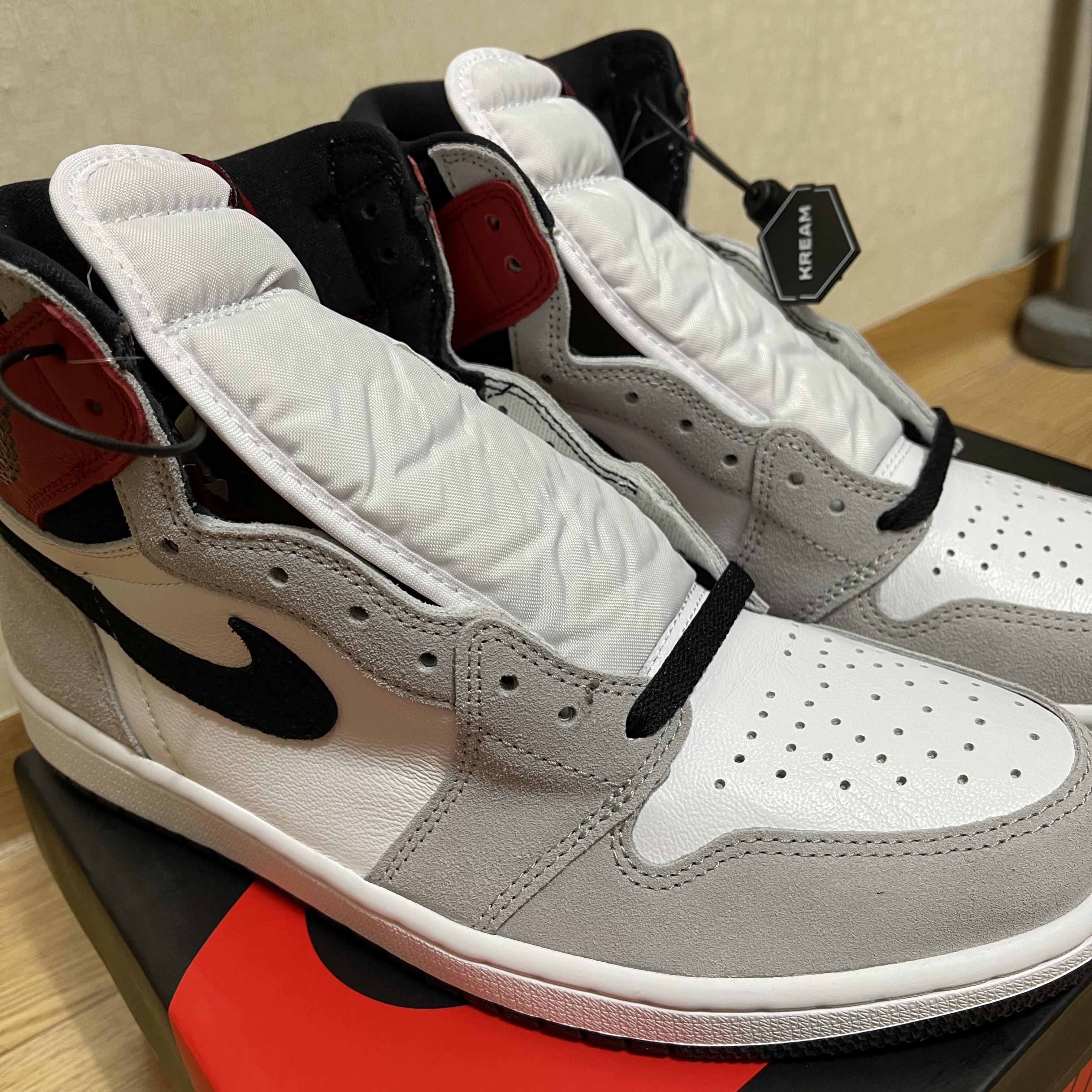 Jordan 1 Retro High OG Light Smoke Grey 착용 스타일 - 3