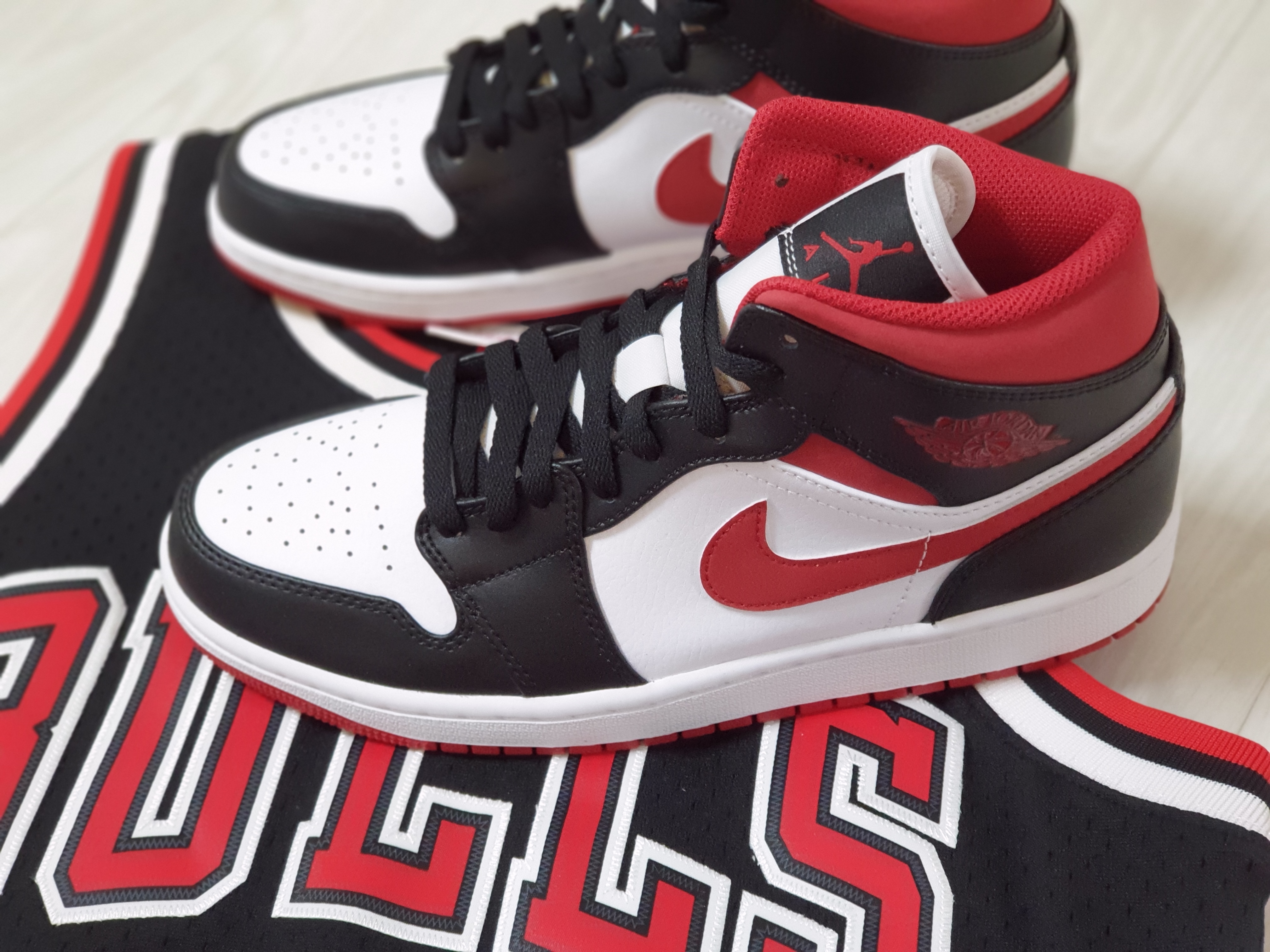 Jordan 1 Mid Gym Red Black White 착용 스타일 - 2