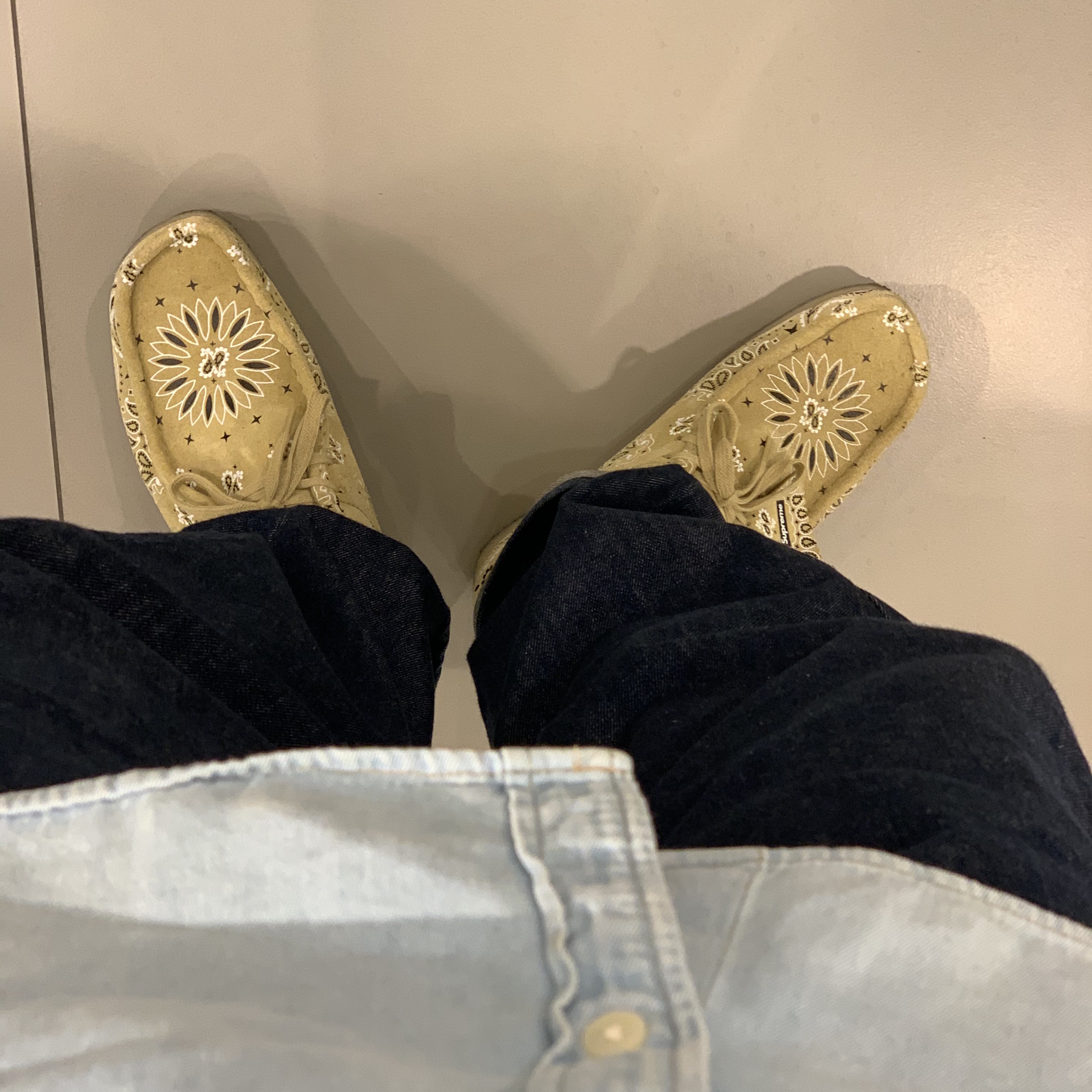 Clarks x Supreme Wallabee Bandana Khaki 착용 스타일 - 2