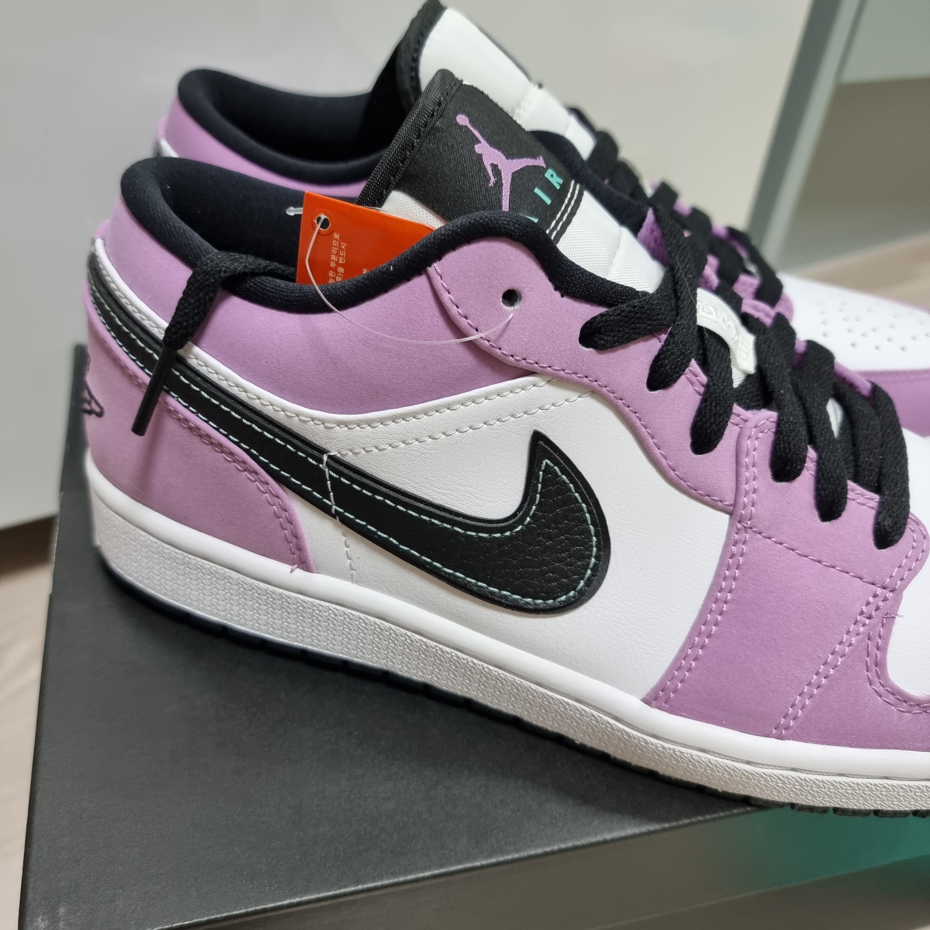 Jordan 1 Low SE Violet Shock 착용 스타일 - 2