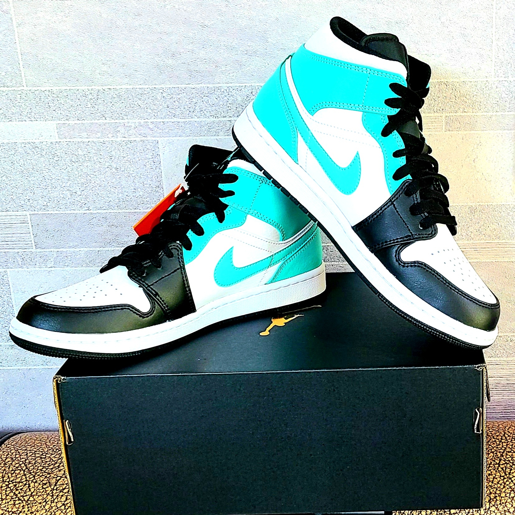 Jordan 1 Mid Tropical Twist 착용 스타일