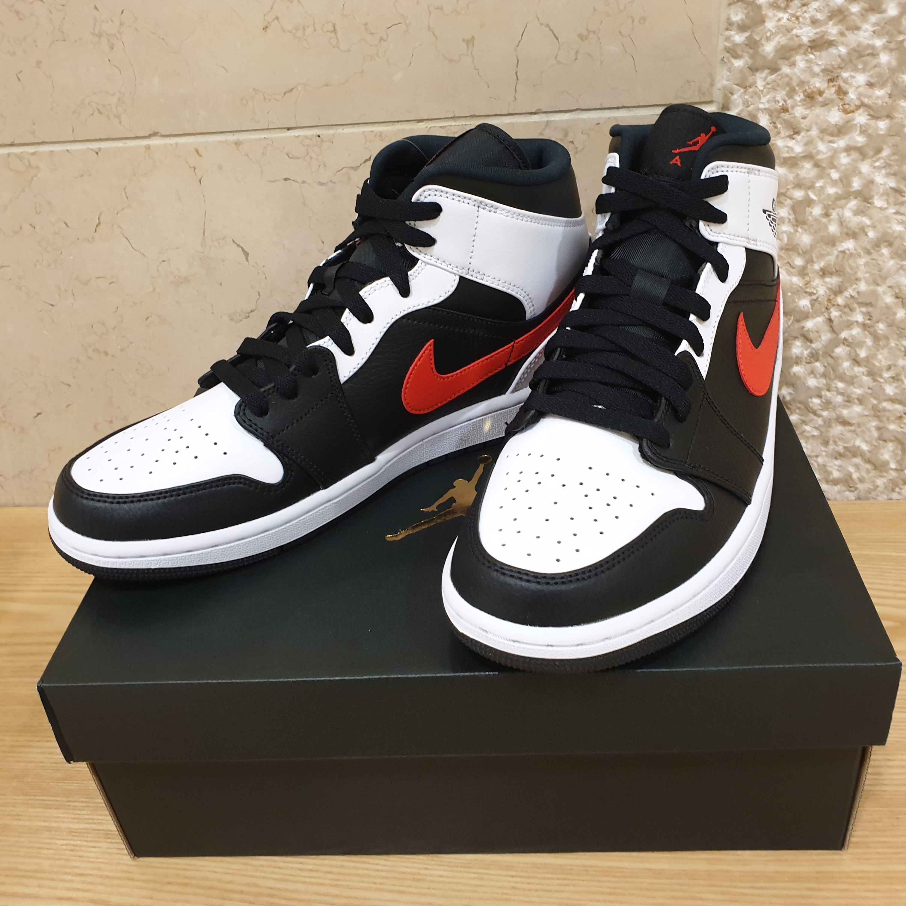 Jordan 1 Mid Black Chile Red 착용 스타일