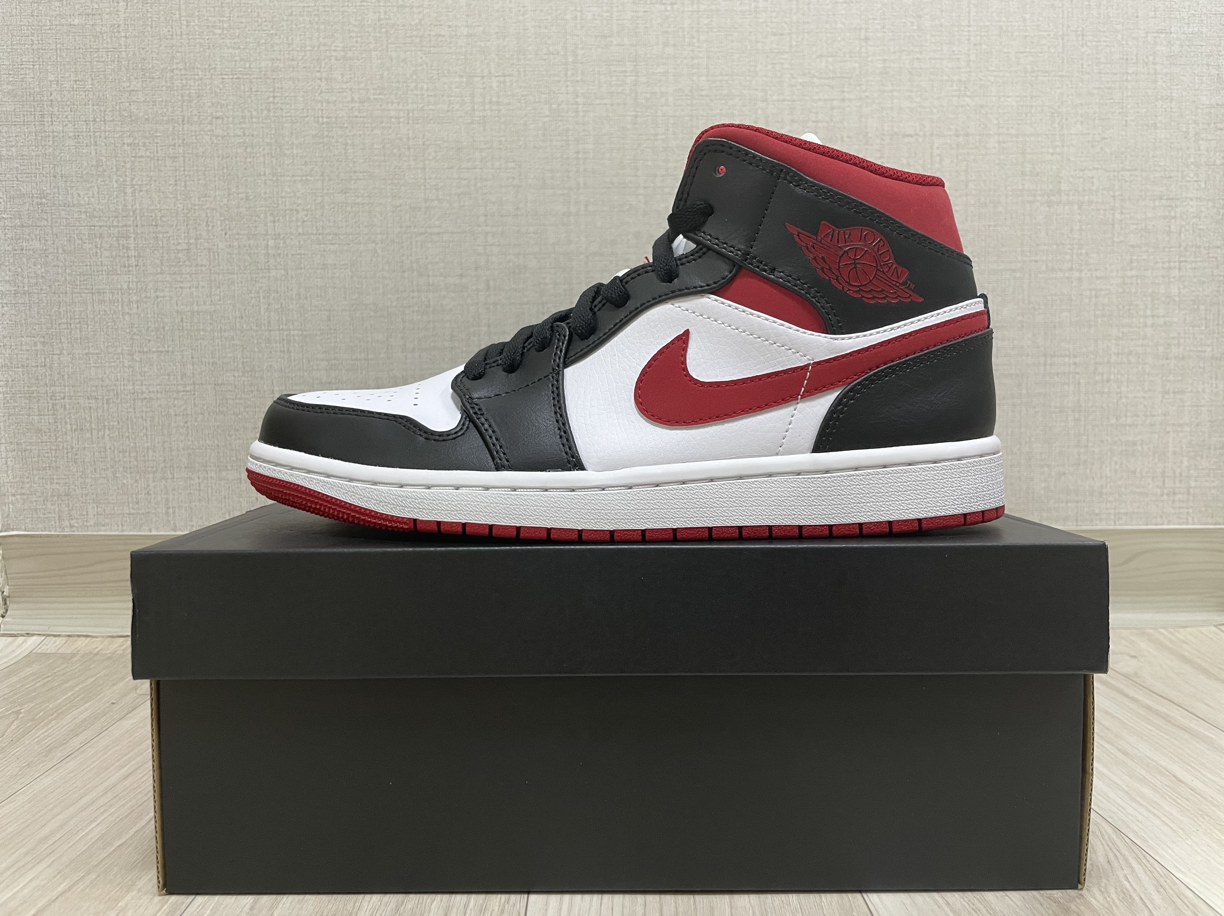Jordan 1 Mid Gym Red Black White 착용 스타일 - 1