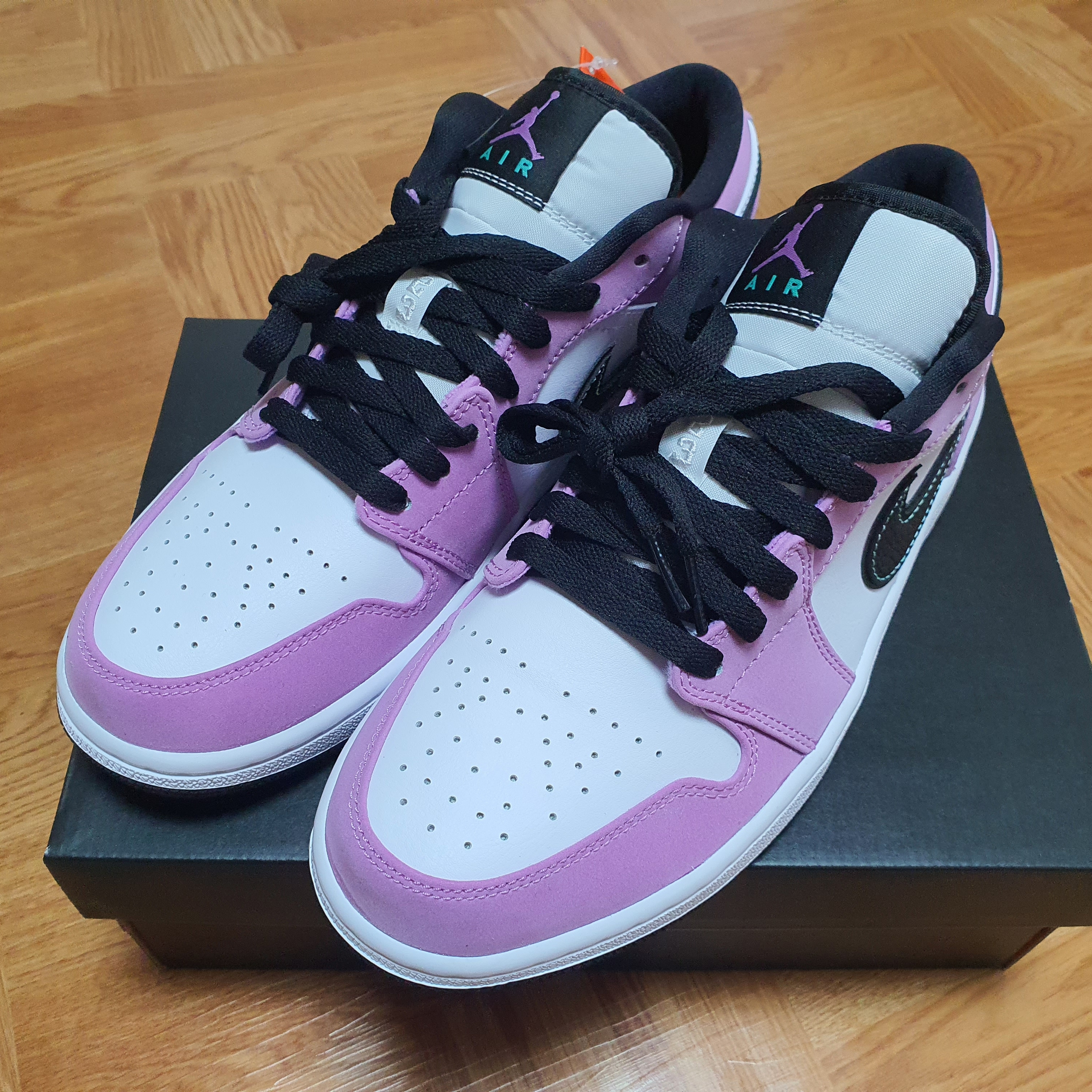 Jordan 1 Low SE Violet Shock 착용 스타일 - 1