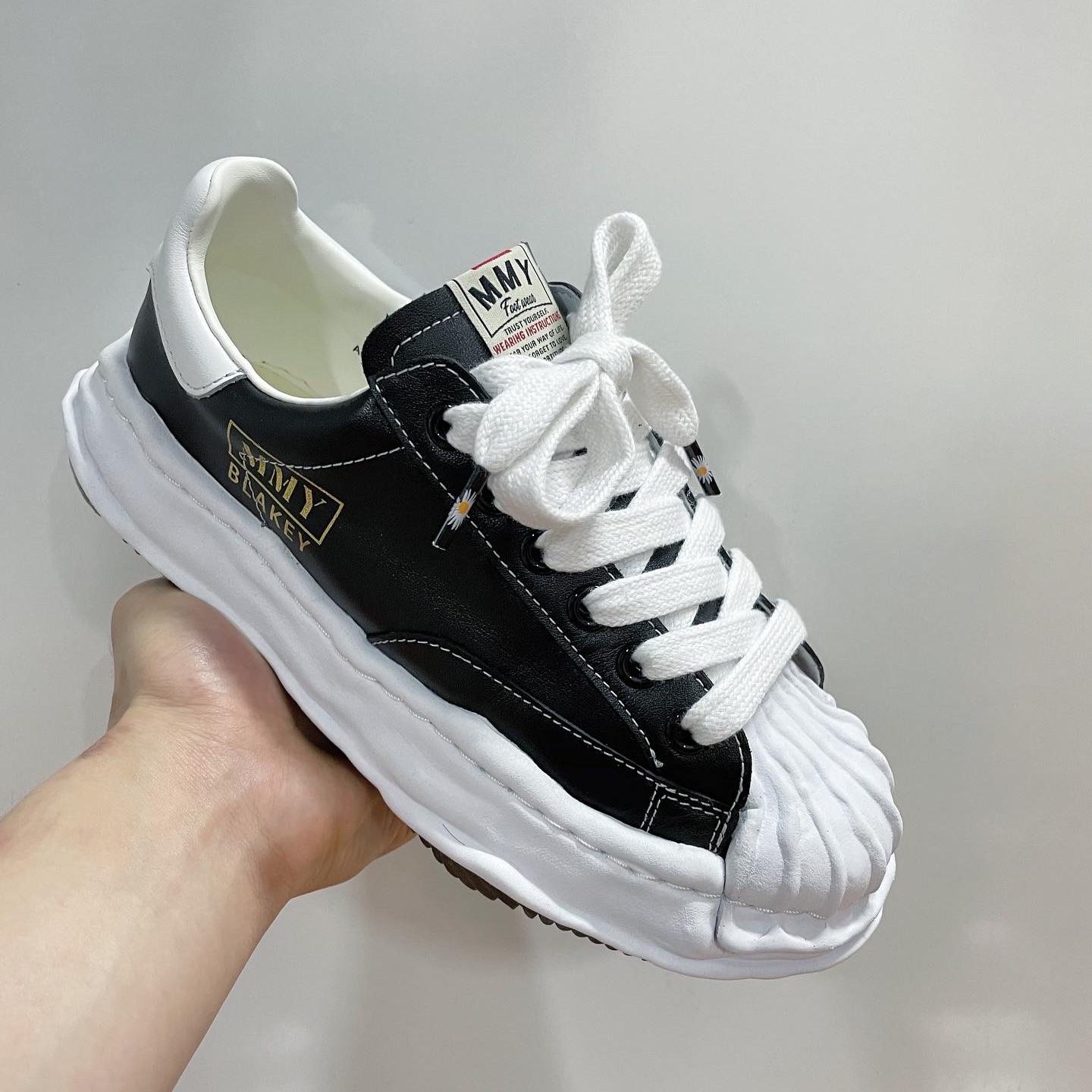 Maison Mihara Yasuhiro Blakey OG Sole Leather Low-top Sneakers Black 착용 스타일 - 2