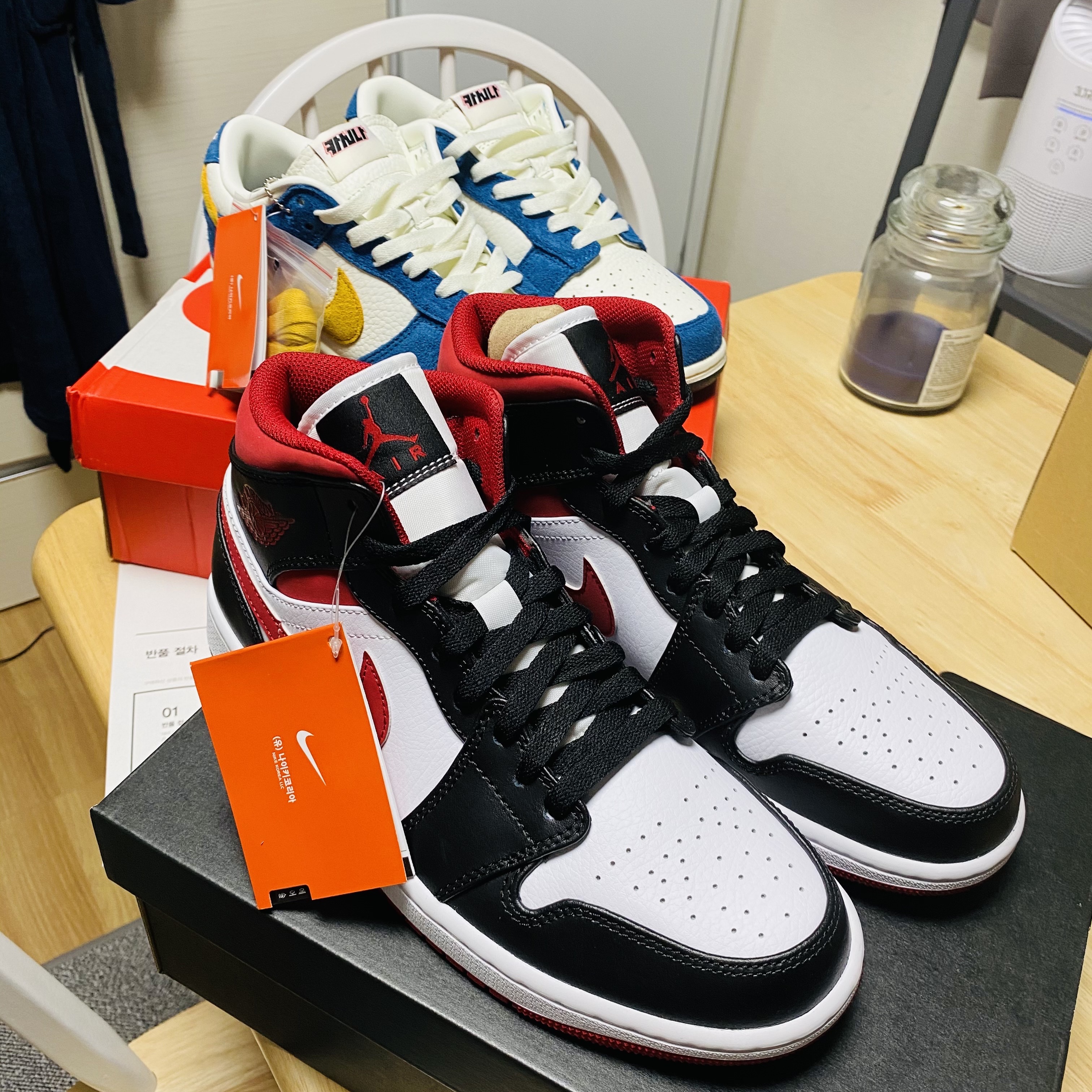 Jordan 1 Mid Gym Red Black White, Nike x Kasina Dunk Low 80's Bus 착용 스타일
