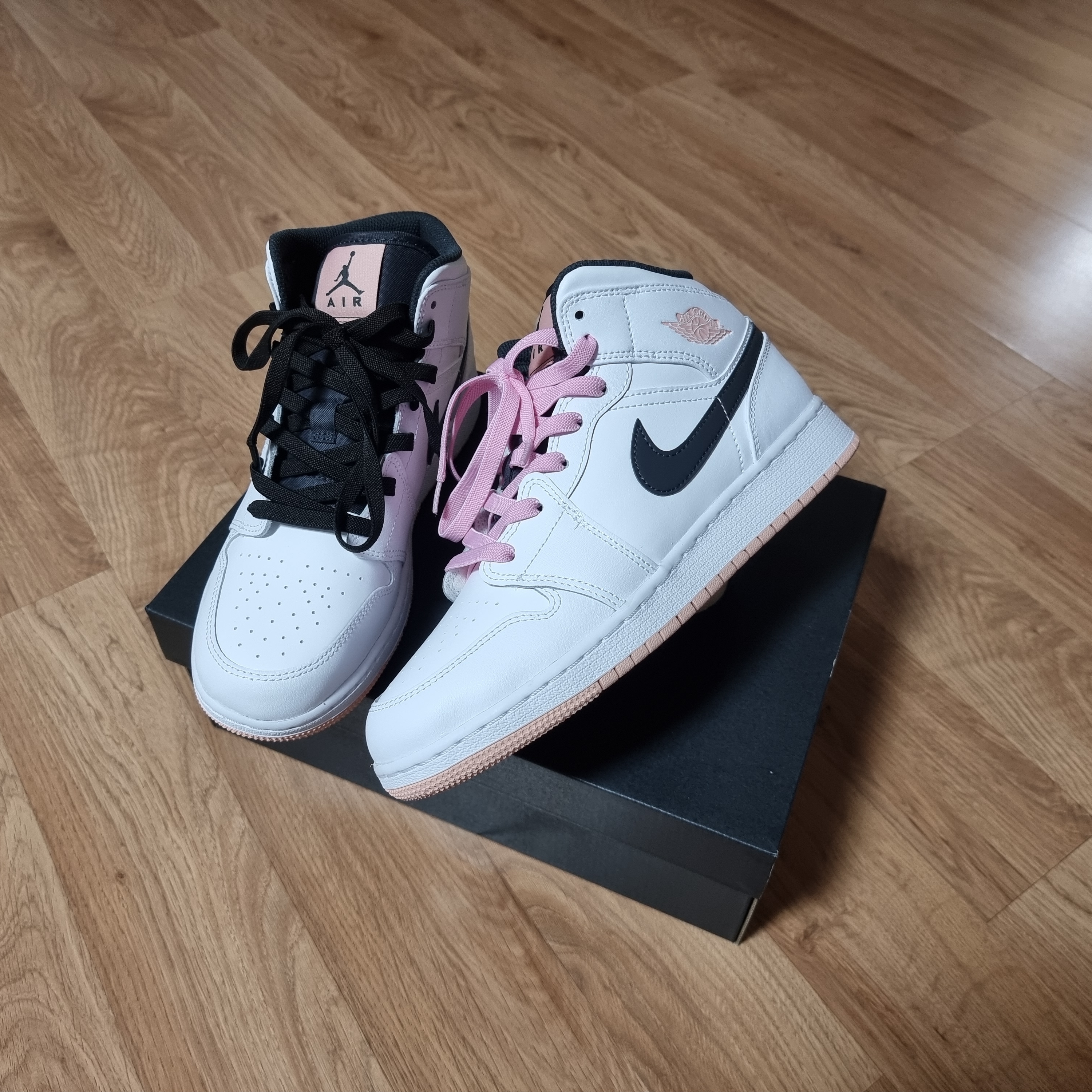 (GS) Jordan 1 Mid White Arctic Orange 착용 스타일 - 1