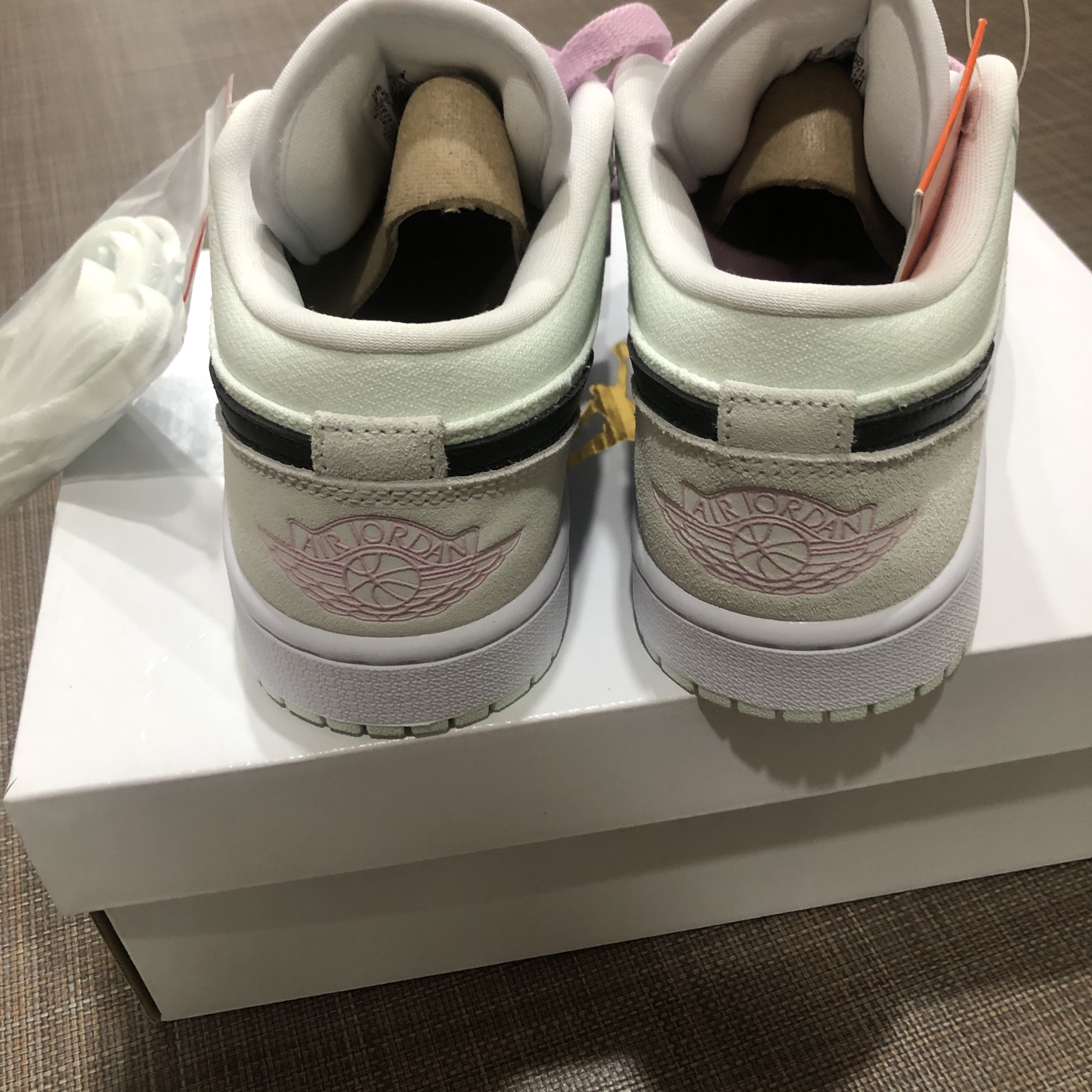 (W) Jordan 1 Low SE Barely Green 착용 스타일 - 2