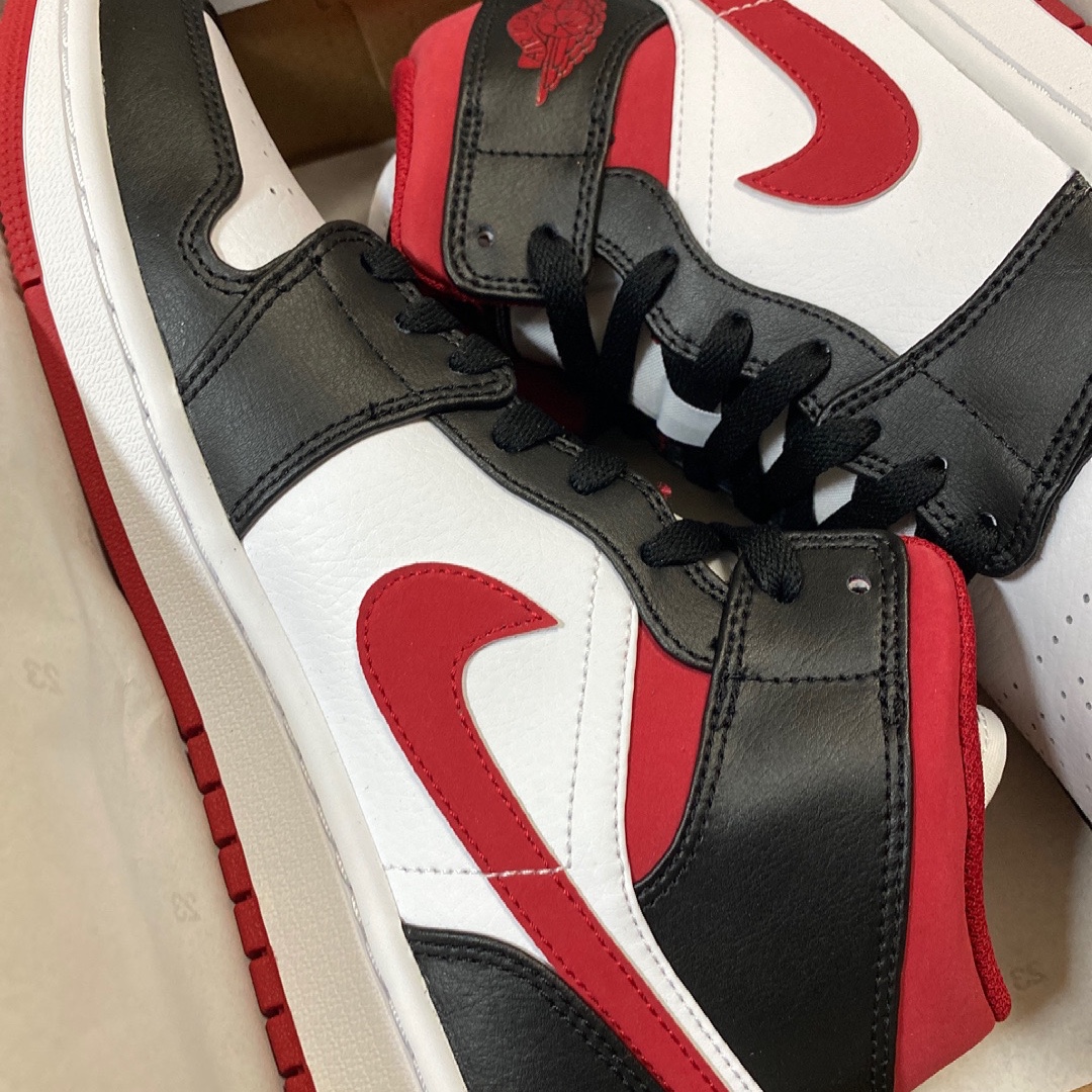 Jordan 1 Mid Gym Red Black White 착용 스타일
