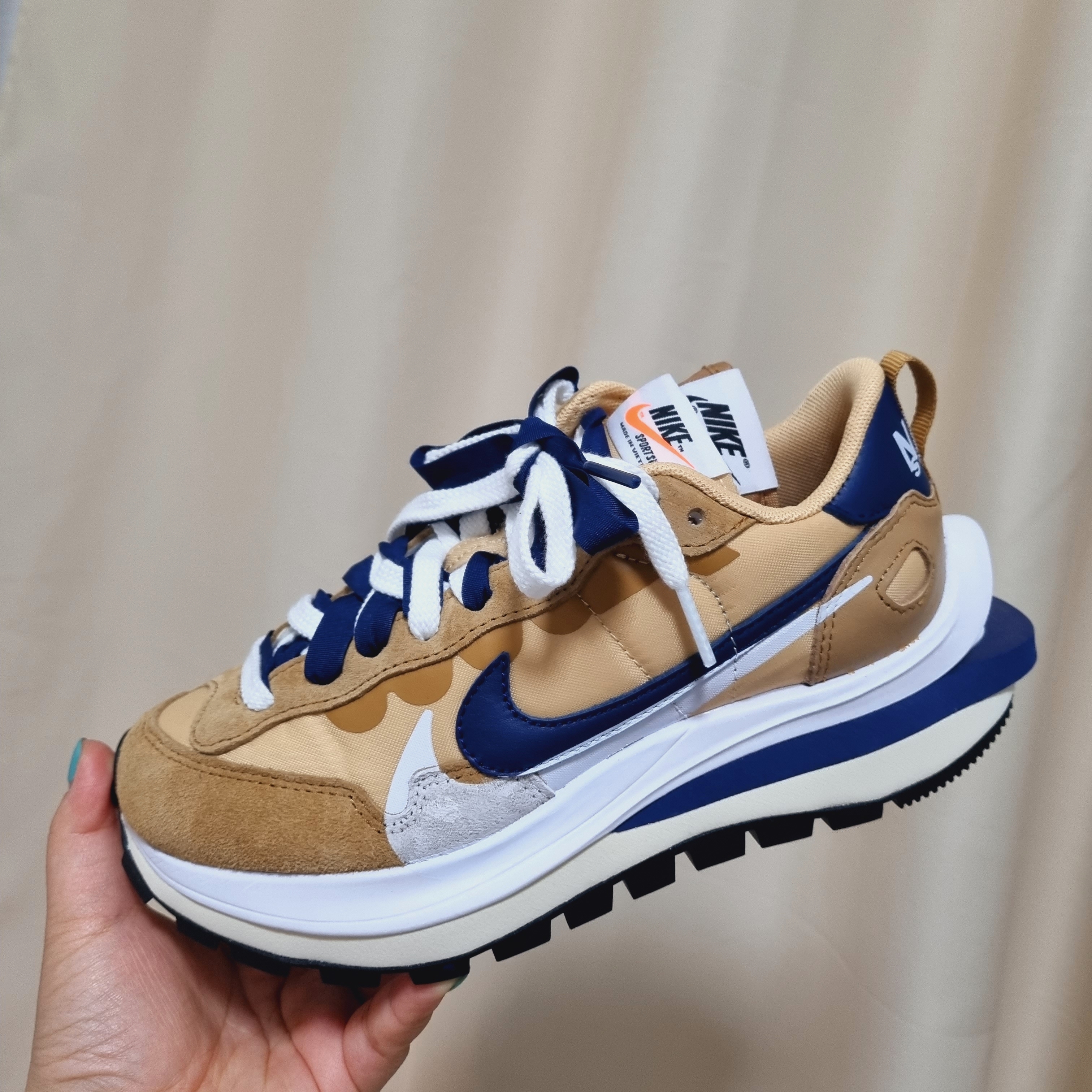 Nike x Sacai VaporWaffle Sesame and Blue Void 착용 스타일 - 2
