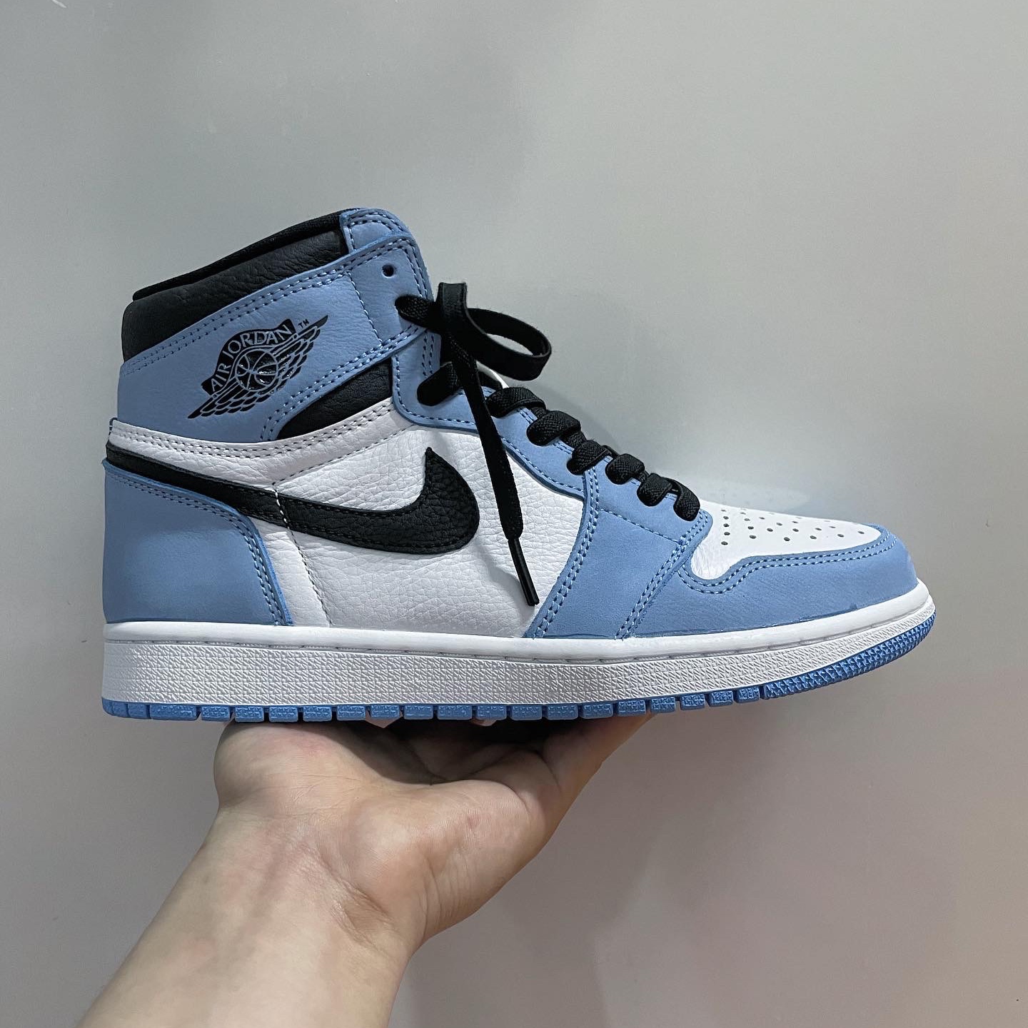 Jordan 1 Retro High OG University Blue 착용 스타일