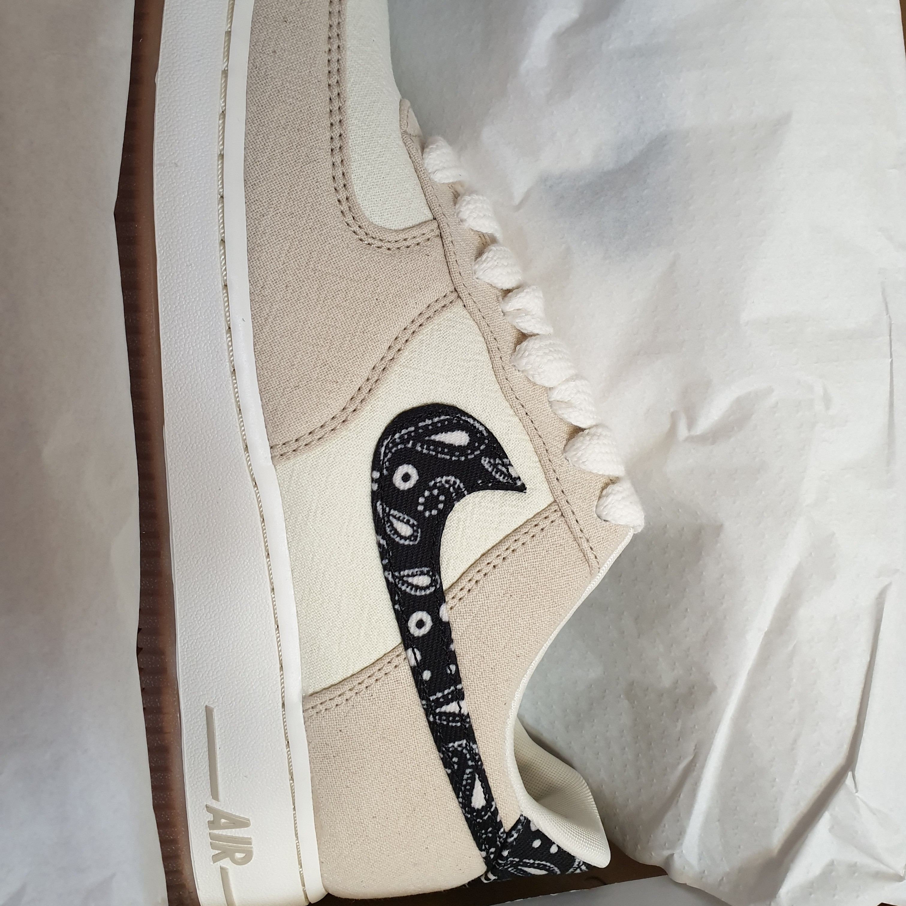Nike Air Force 1 '07 LV8 Paisley Swoosh 착용 스타일
