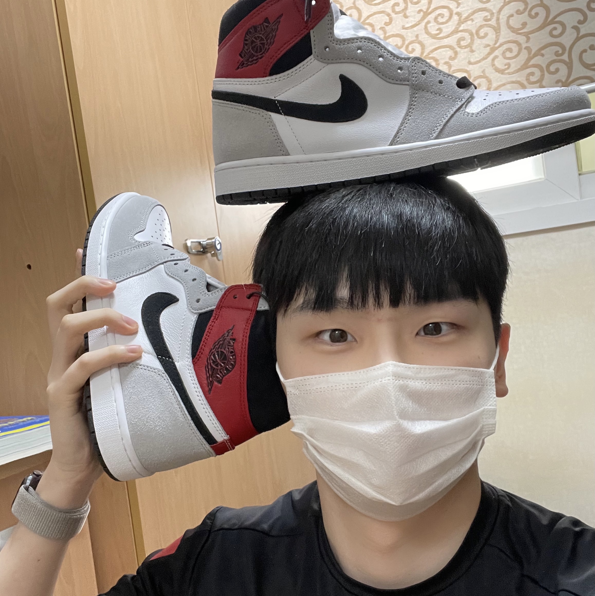 Jordan 1 Retro High OG Light Smoke Grey 착용 스타일 - 1