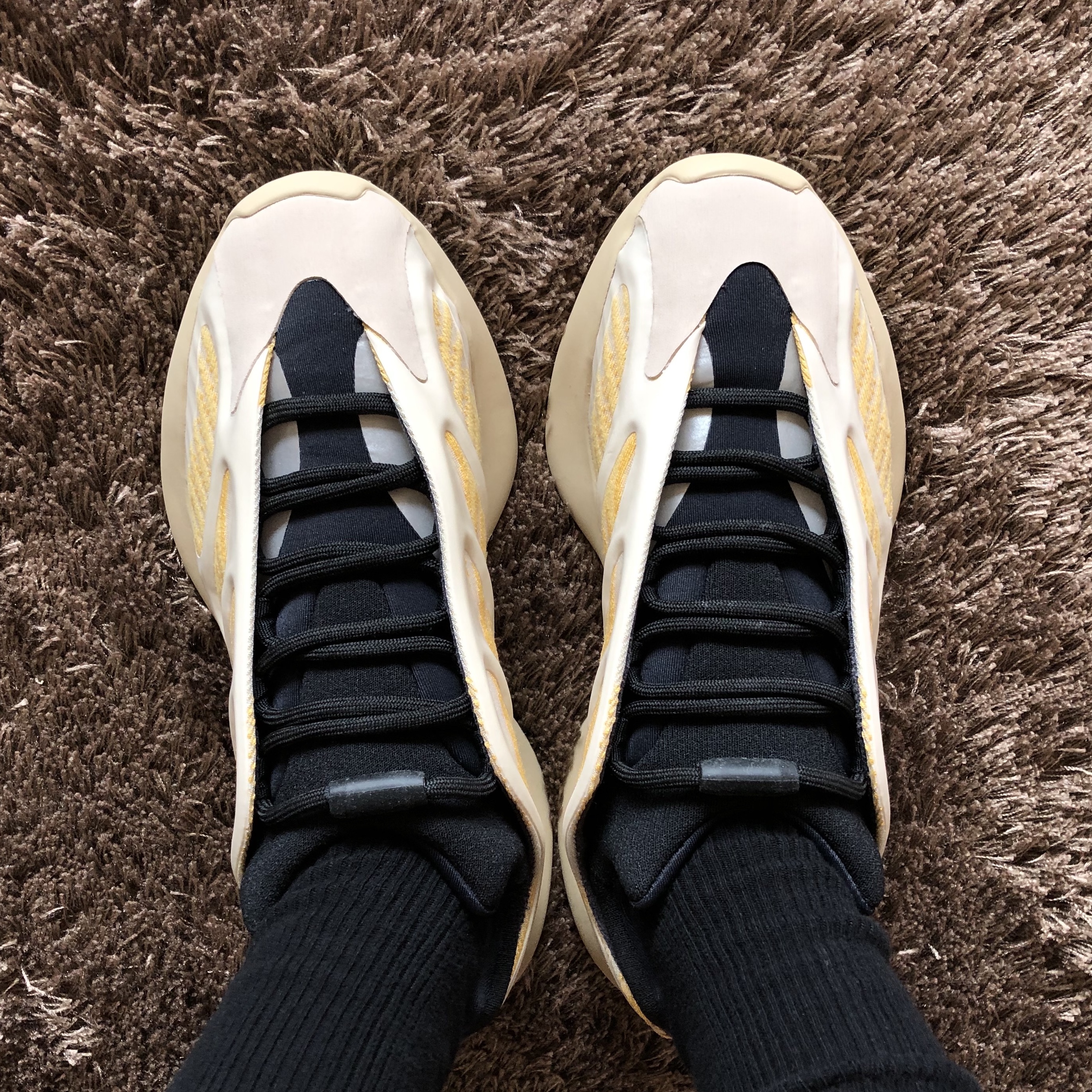 Adidas Yeezy 700 V3 Safflower 착용 스타일 - 3