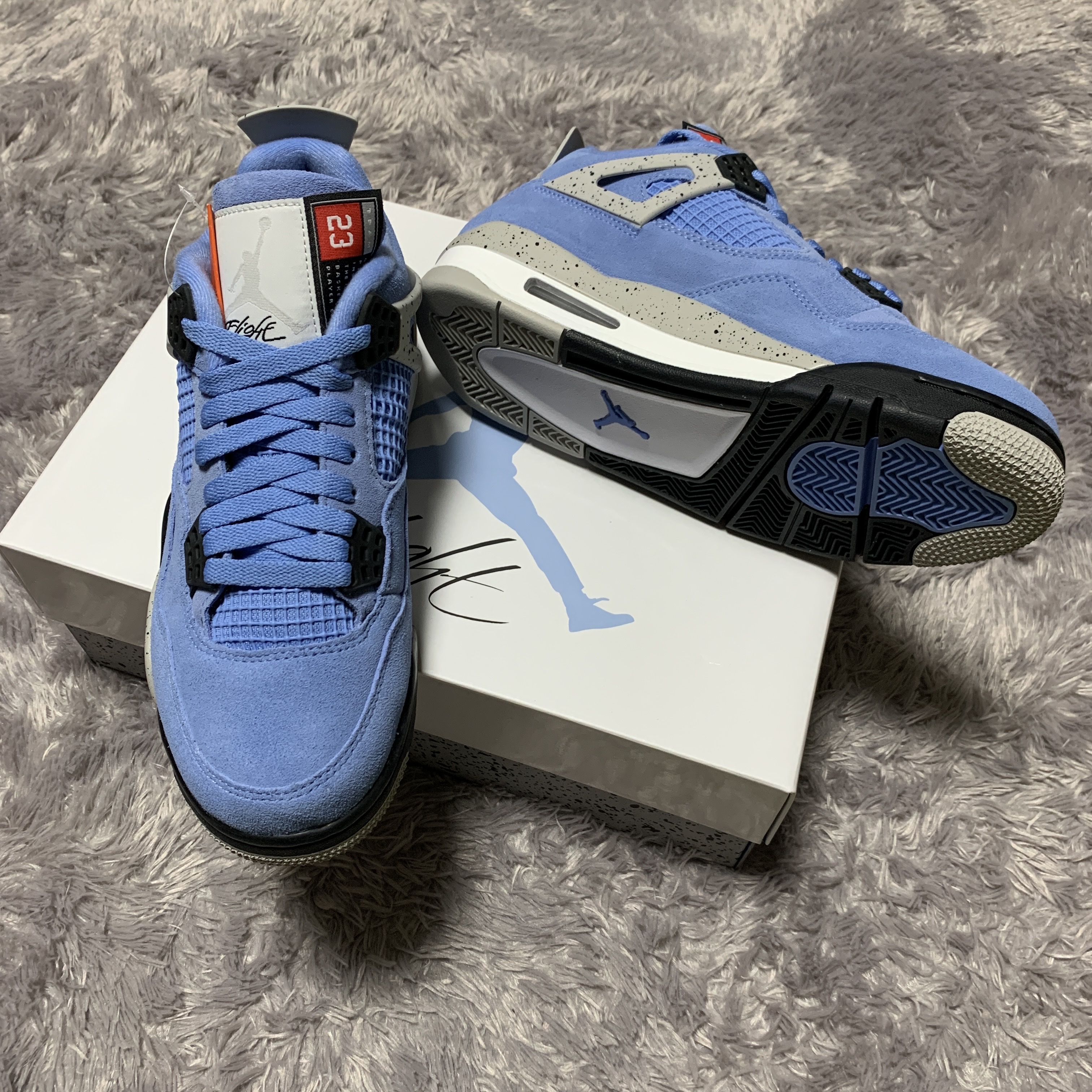 Jordan 4 Retro University Blue 착용 스타일 - 1