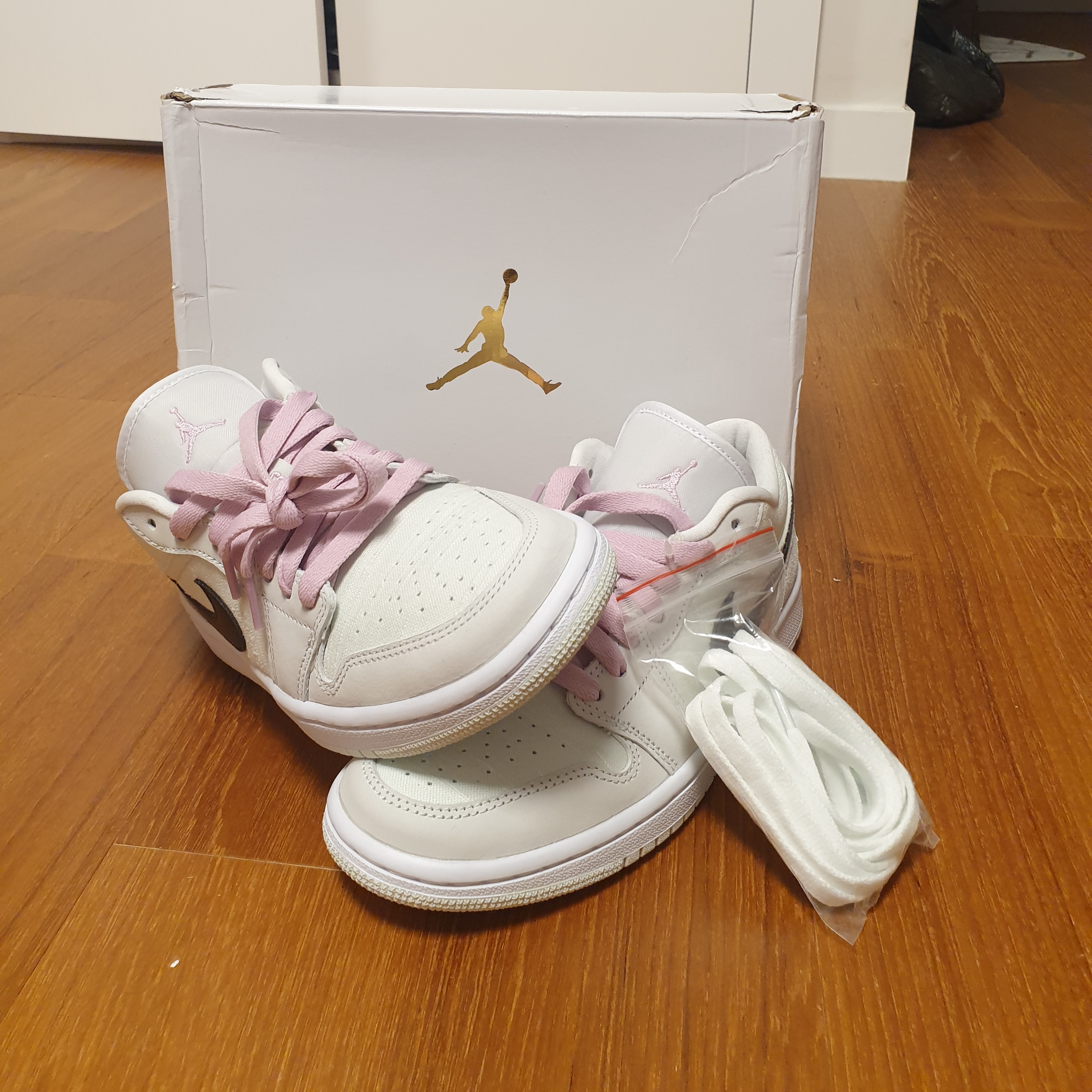 (W) Jordan 1 Low SE Barely Green 착용 스타일 - 2