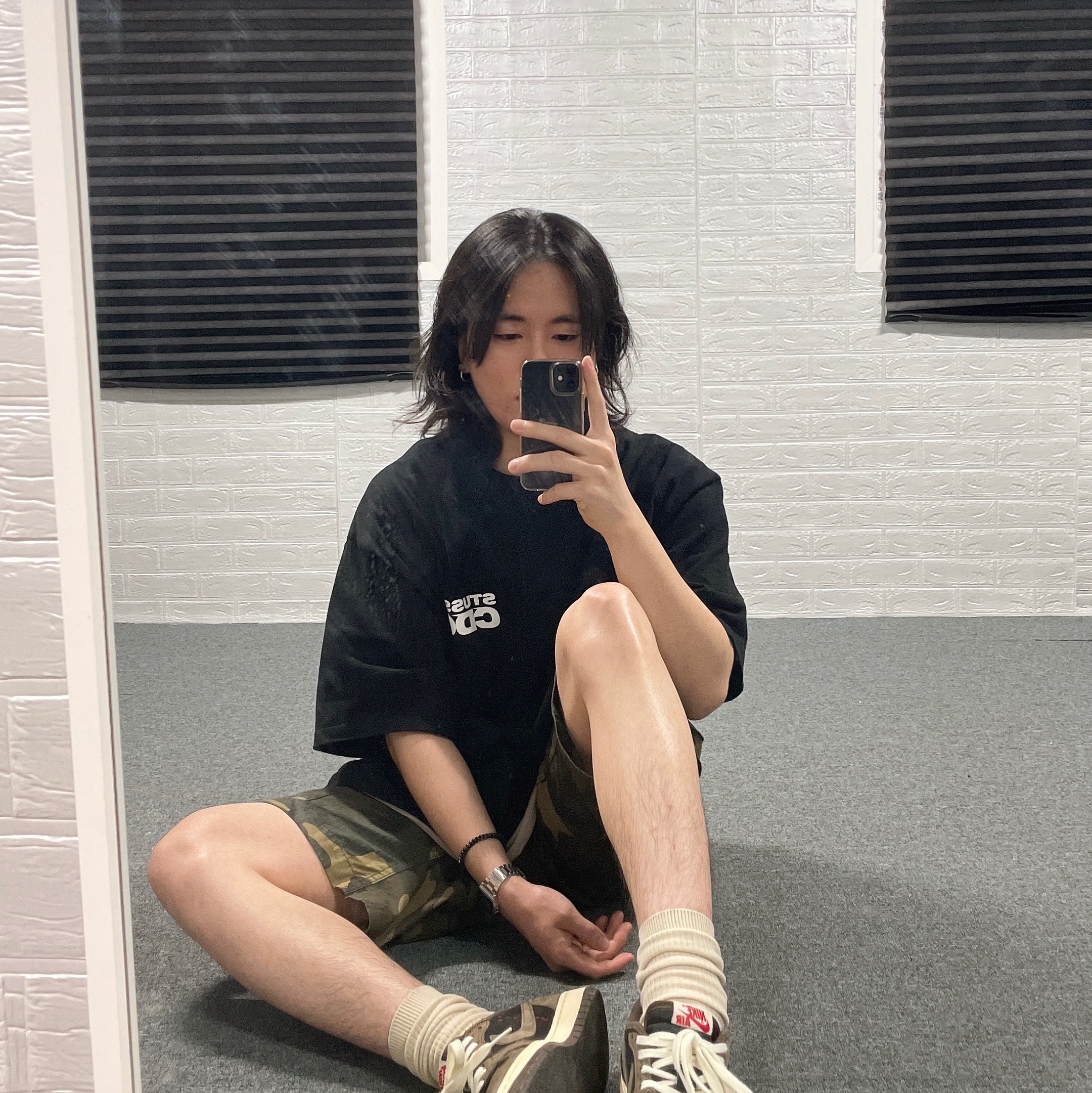 Stussy x CDG Surfman T-Shirt Black, Jordan 1 x Travis Scott Retro Low OG SP Mocha 착용 스타일