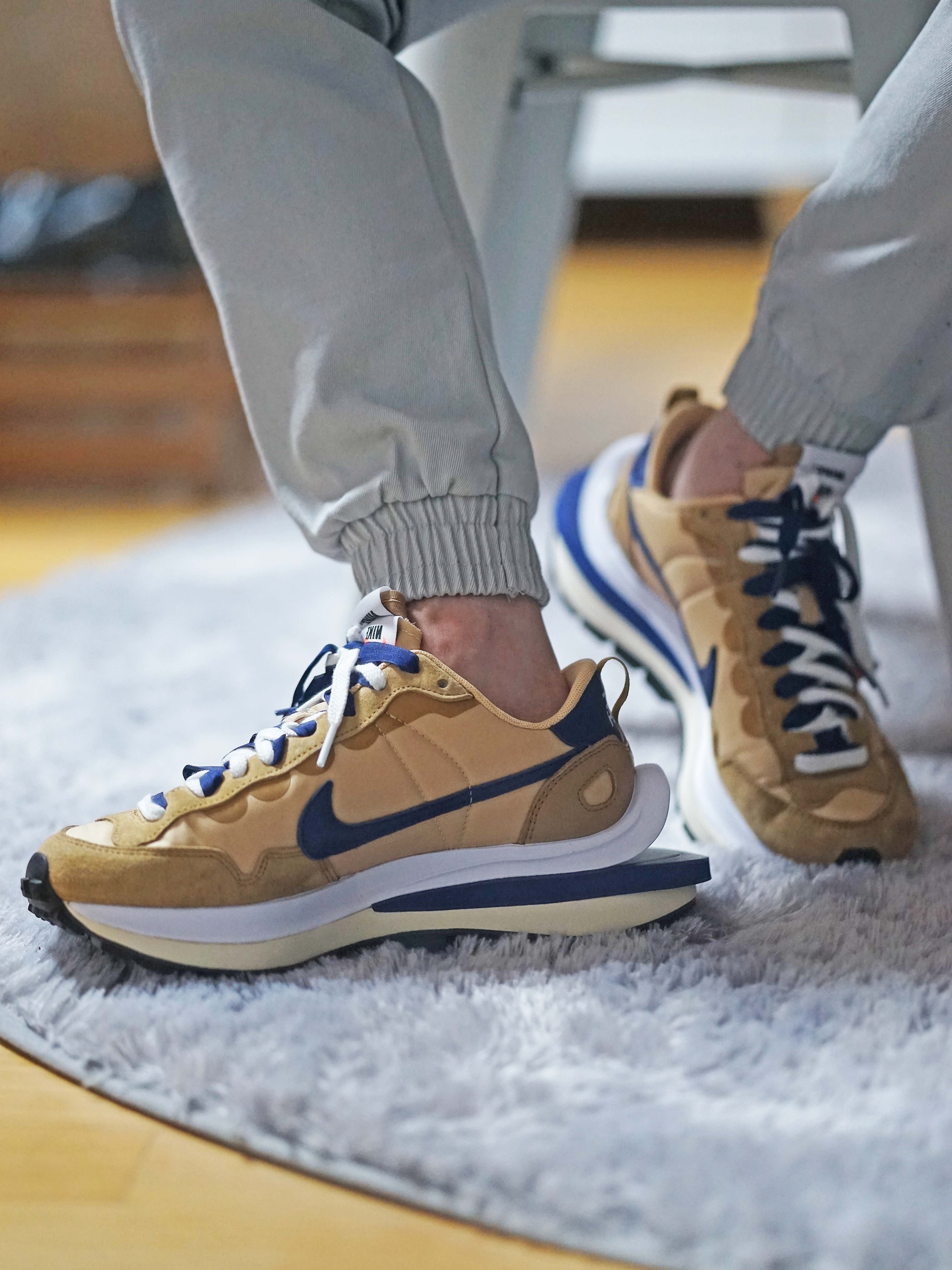 Nike x Sacai VaporWaffle Sesame and Blue Void 착용 스타일 - 3