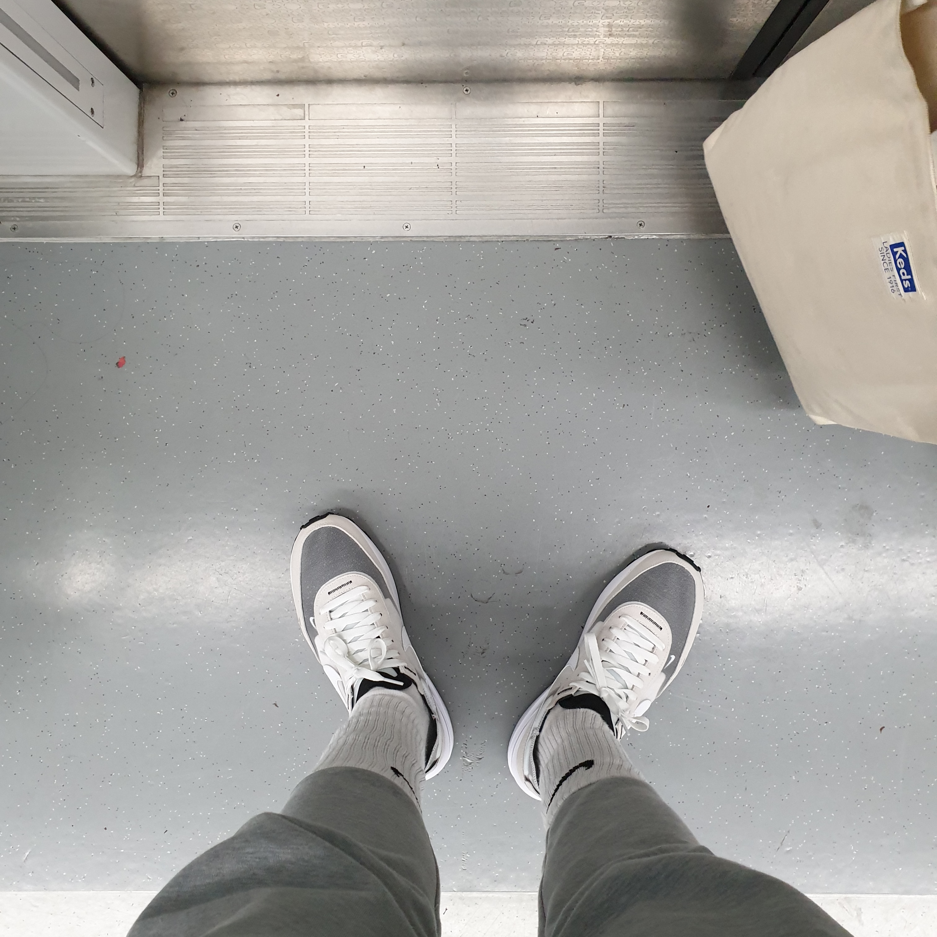 Nike Waffle One Infinite Lilac 착용 스타일