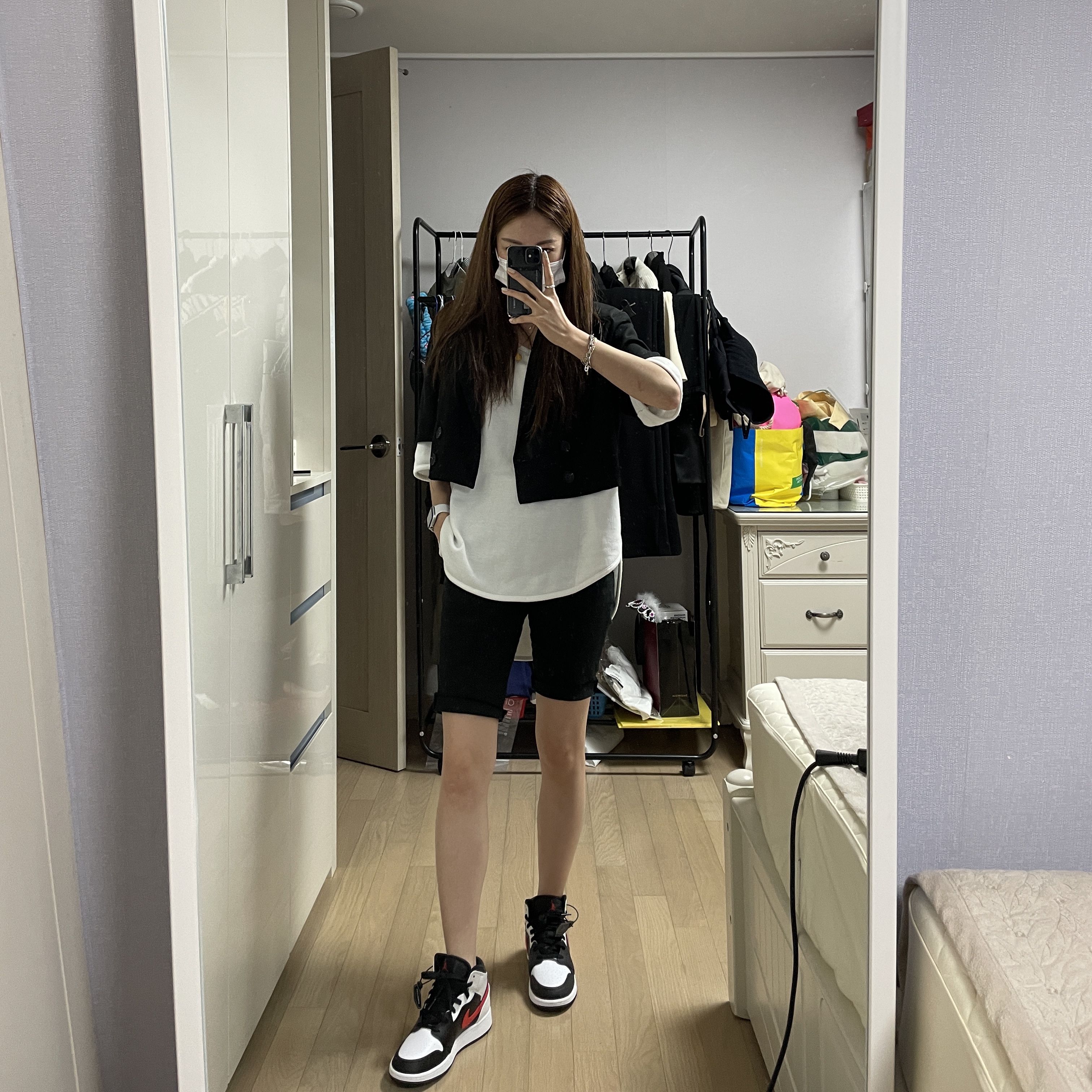 Jordan 1 Mid Black Chile Red 착용 스타일