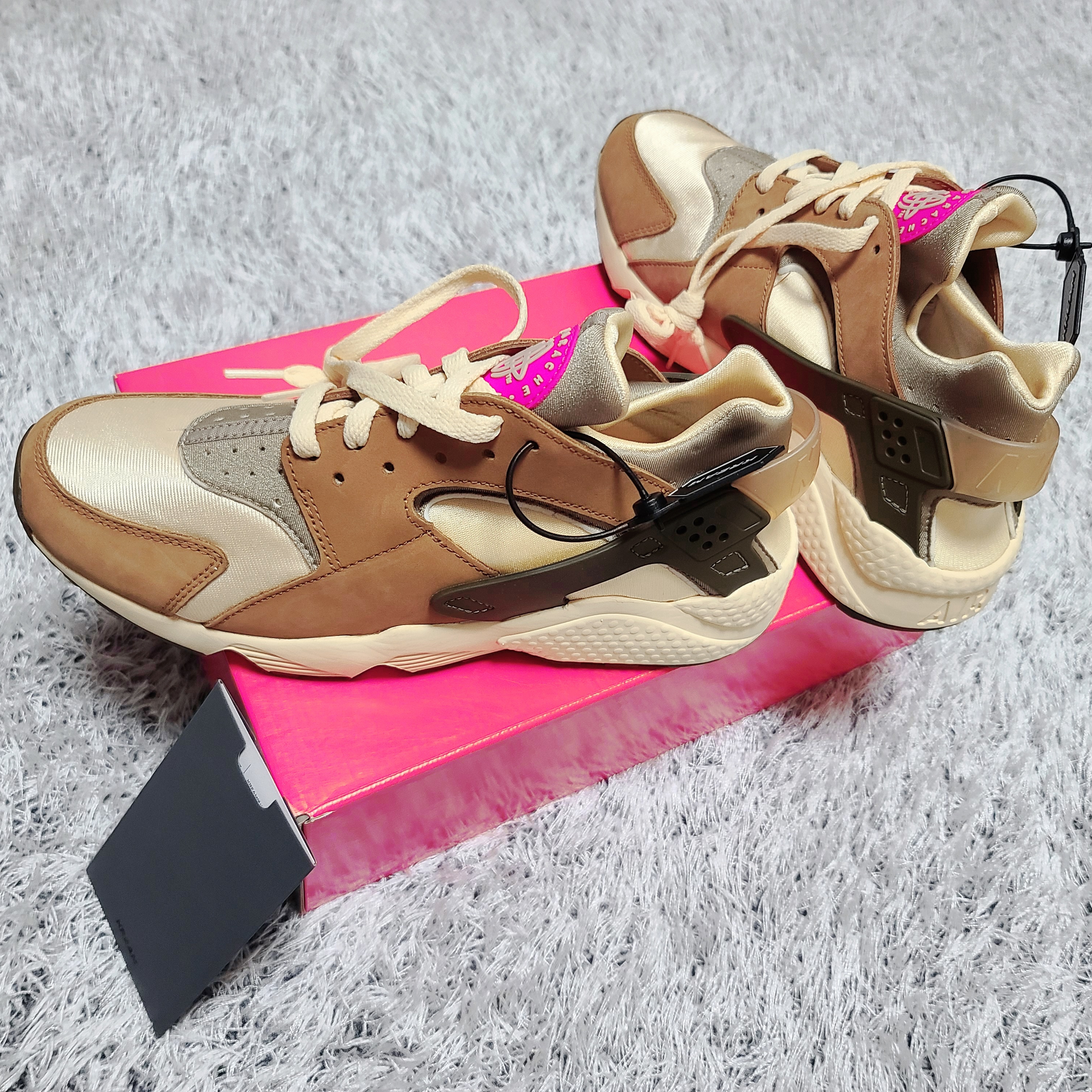 Nike x Stussy Air Huarache LE Desert Oak 착용 스타일