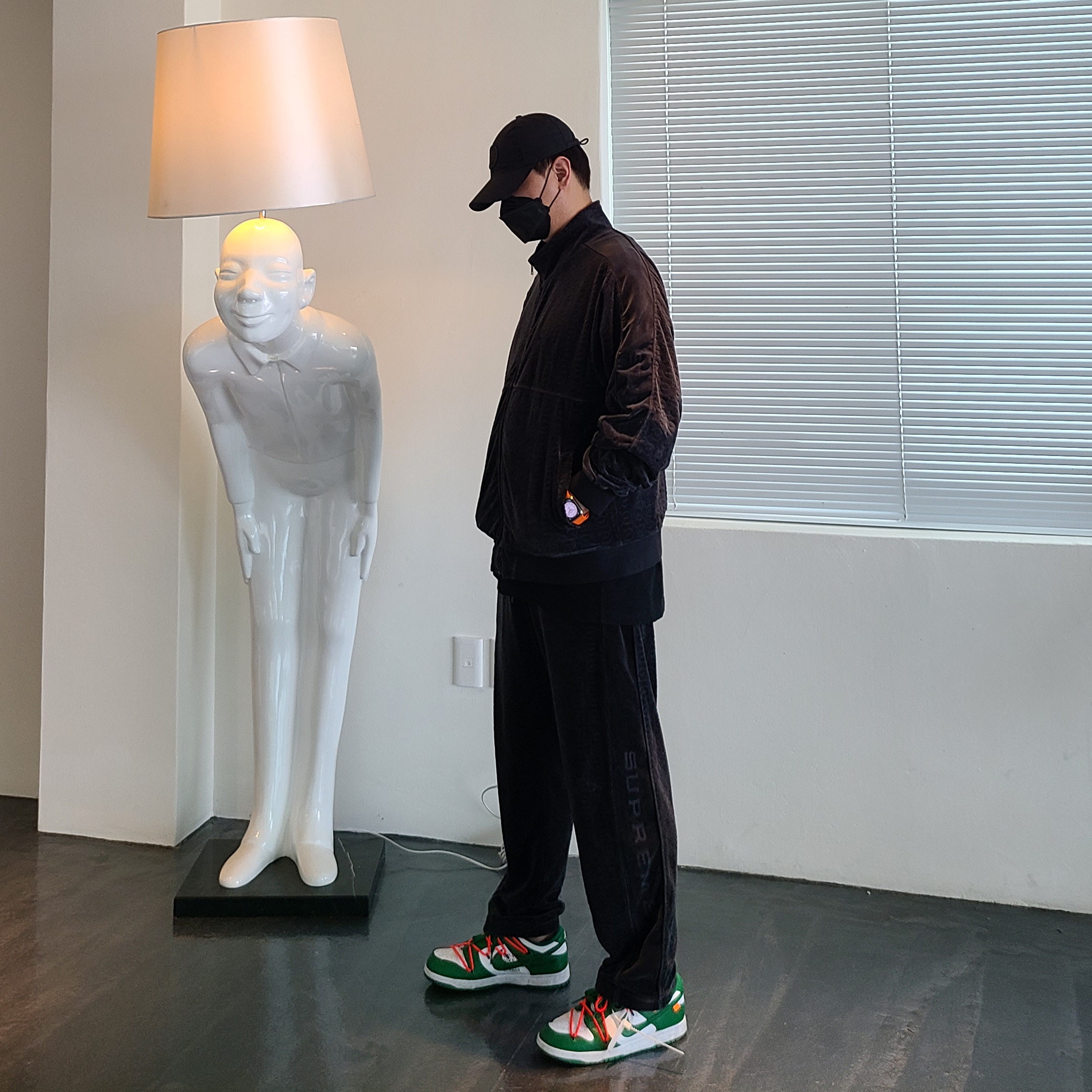 Supreme x Nike Velour Track Jacket Black - 21SS, Supreme x Nike Velour Track Pants Black - 21SS 착용 스타일