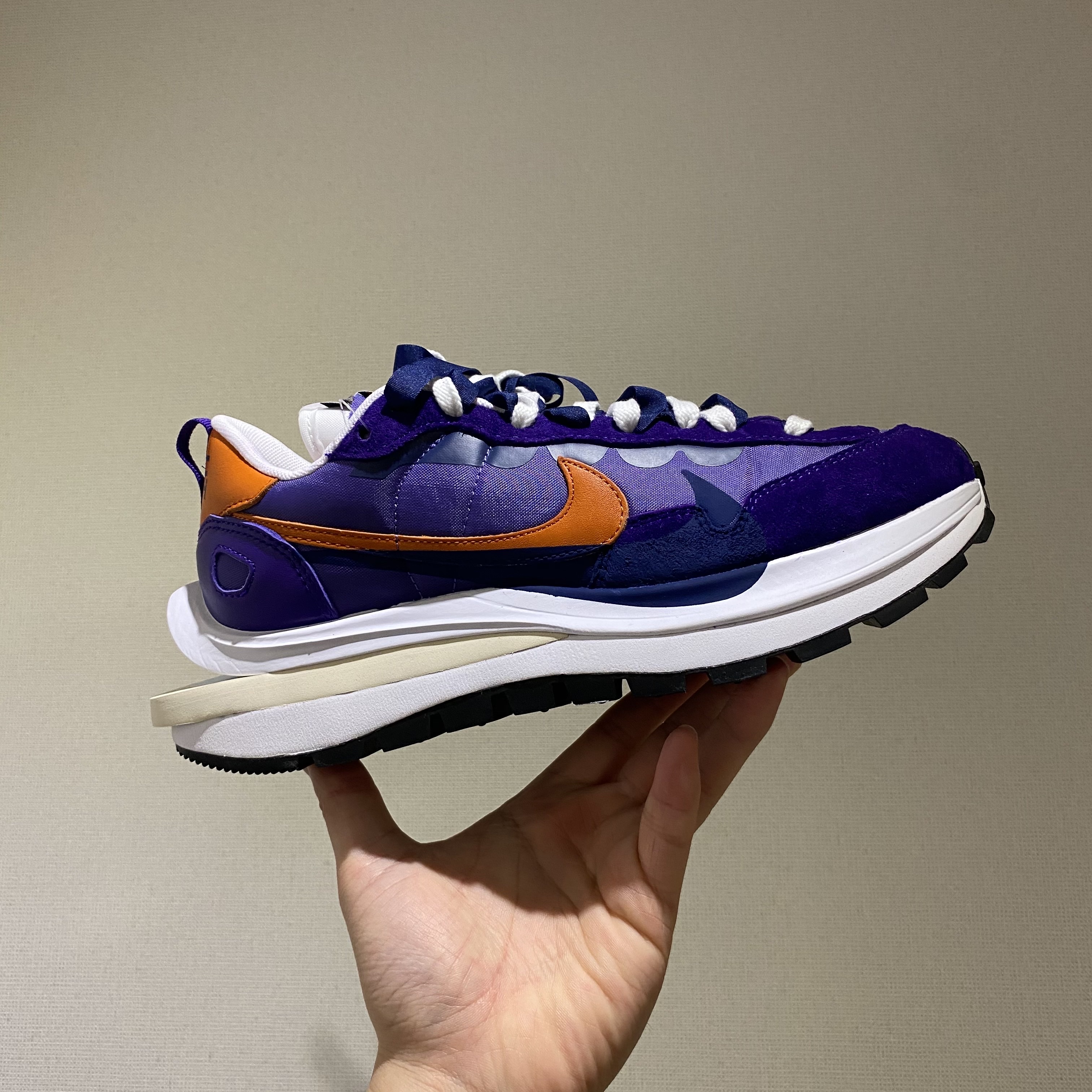 Nike x Sacai VaporWaffle Dark Iris 착용 스타일 - 2