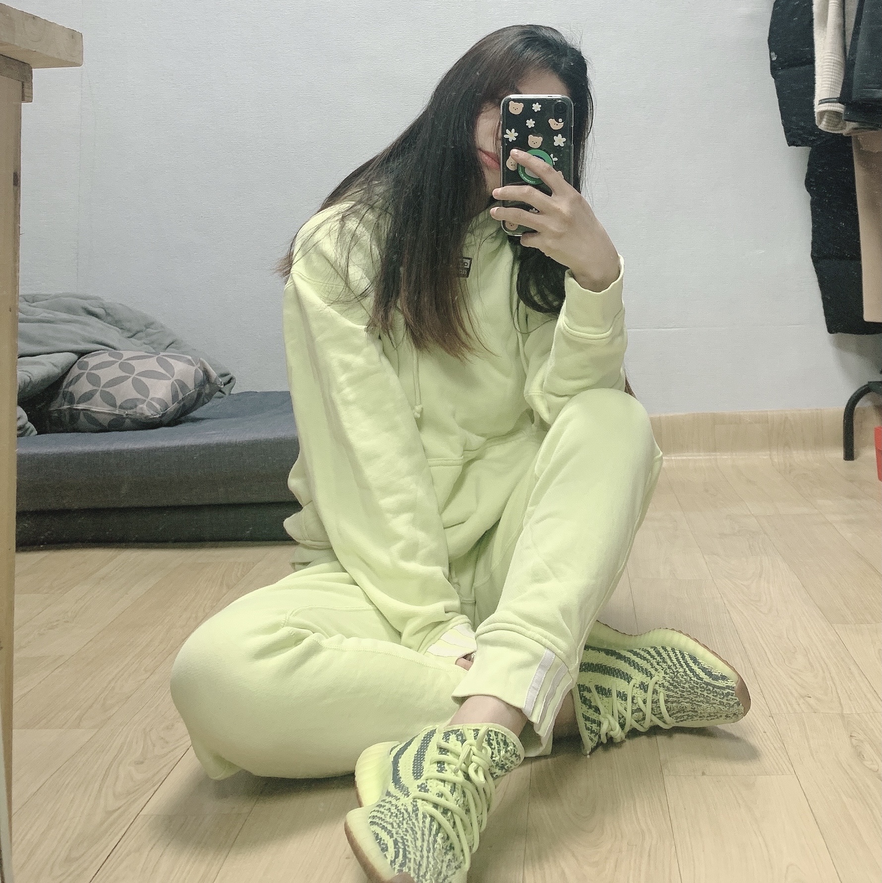 Adidas Yeezy Boost 350 V2 Semi Frozen Yellow 착용 스타일