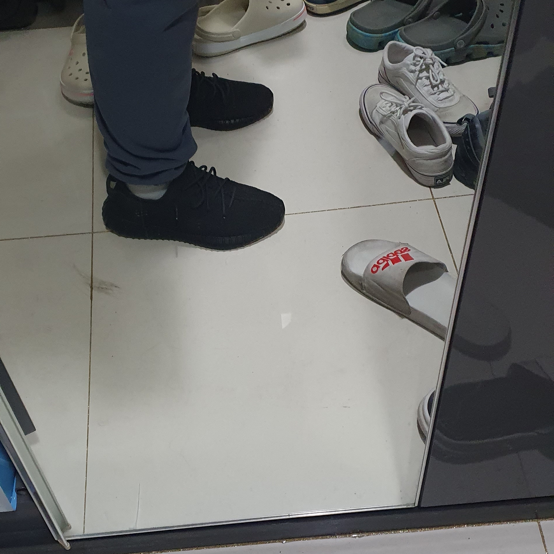 Adidas Yeezy Boost 350 V2 Cream/Triple White 착용 스타일