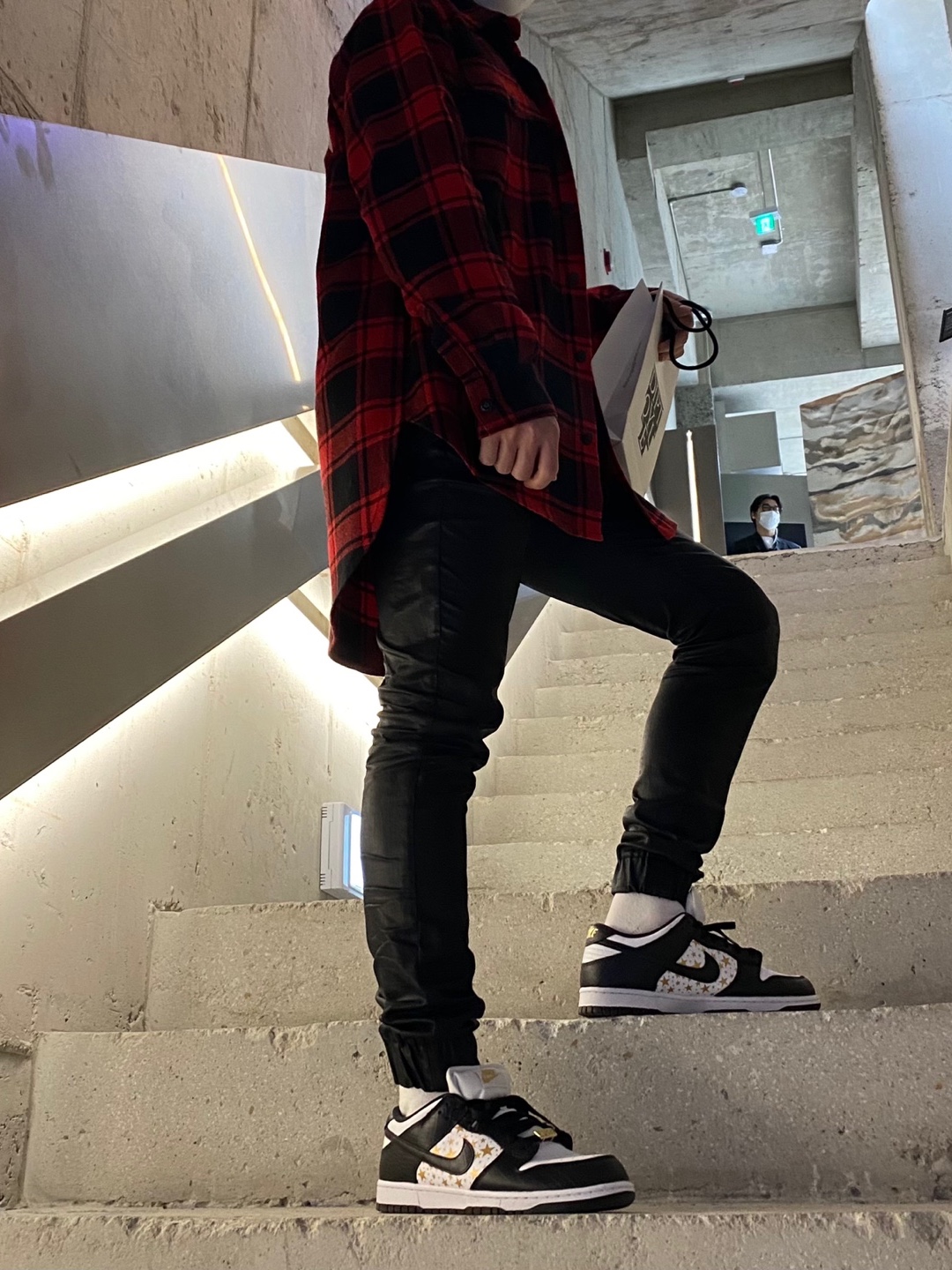 Nike x Supreme SB Dunk Low Black 착용 스타일 - 2