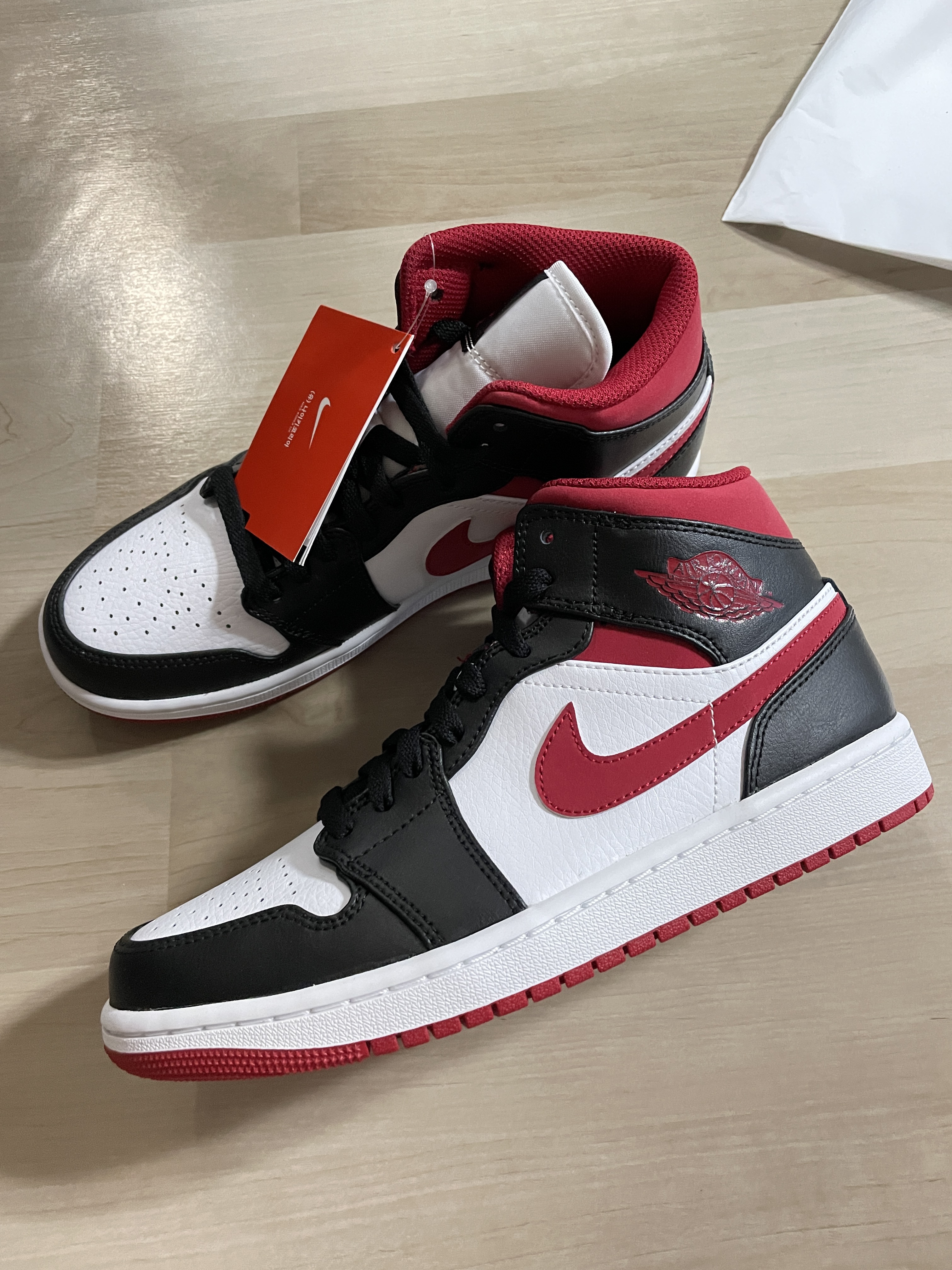 Jordan 1 Mid Gym Red Black White 착용 스타일