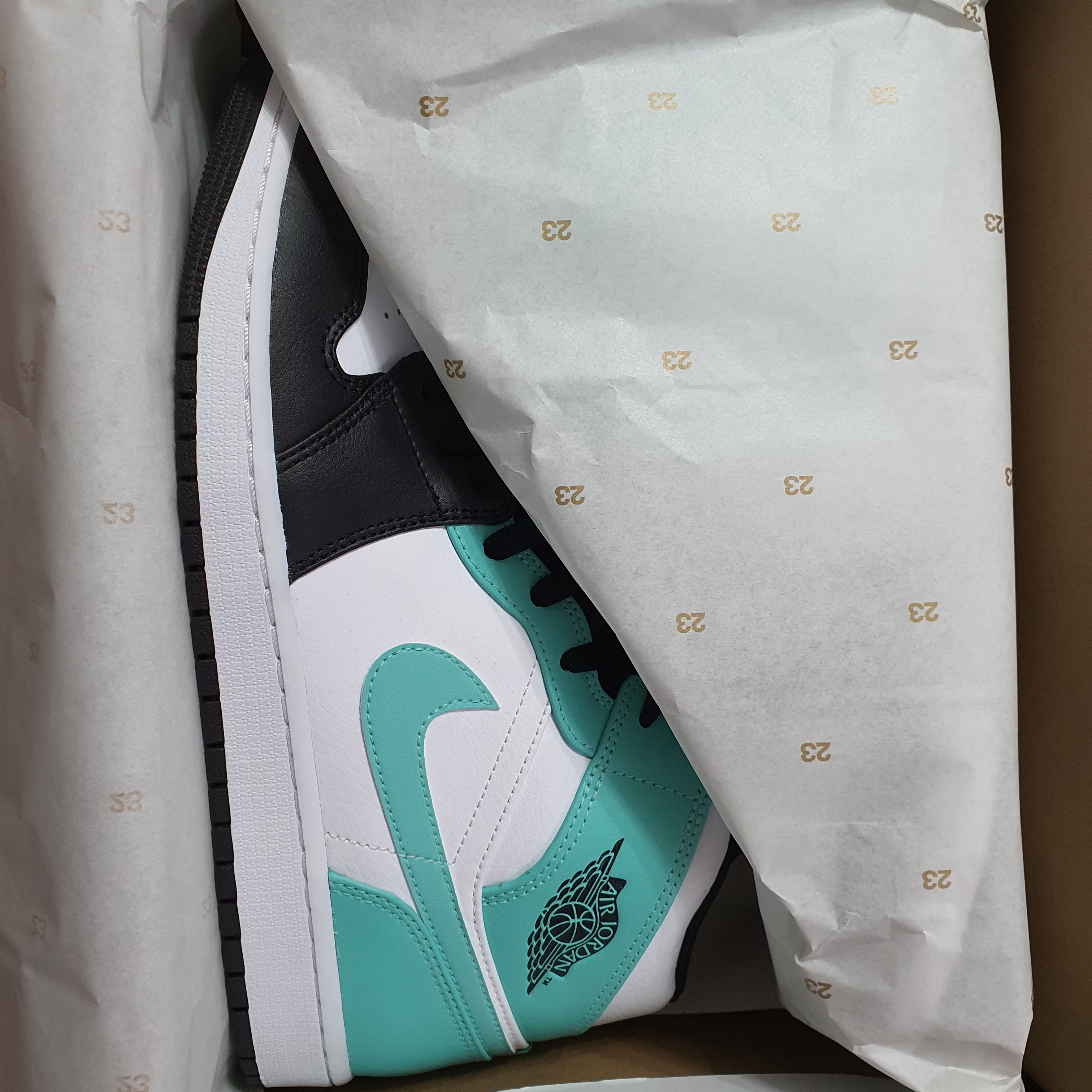 Jordan 1 Mid Tropical Twist 착용 스타일 - 1