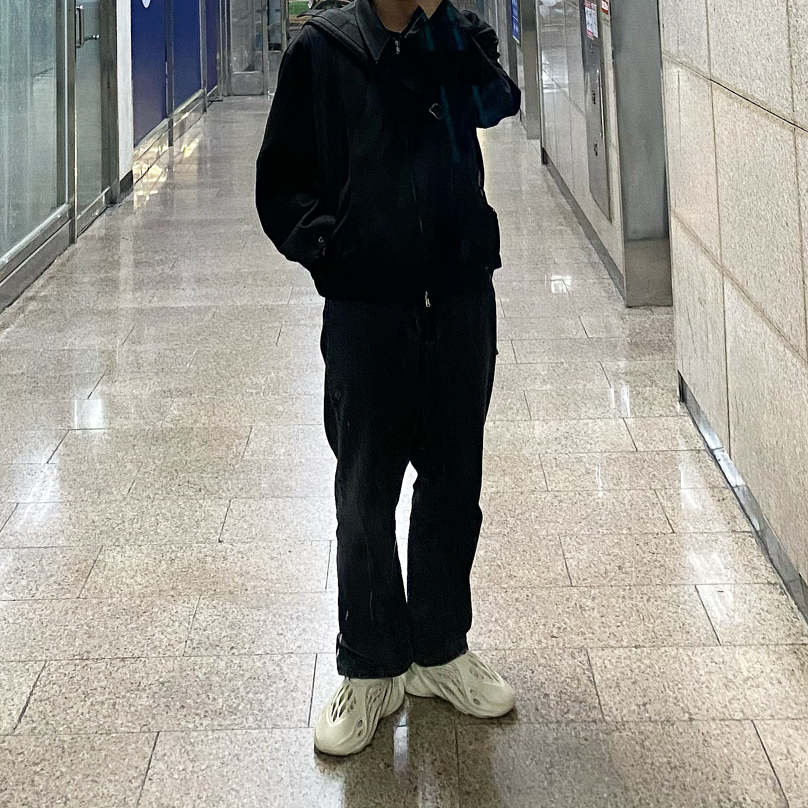 Adidas Yeezy Foam RNNR Sand 착용 스타일