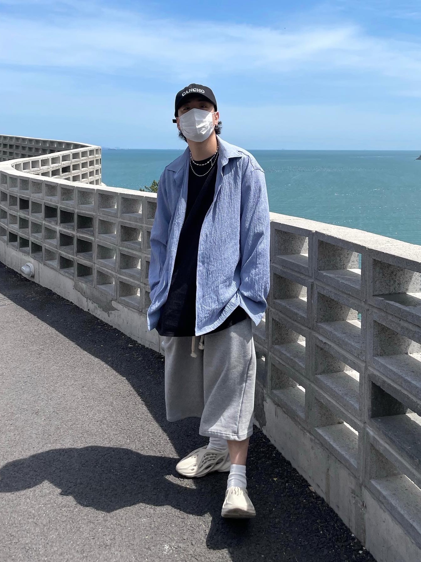 Adidas Yeezy Foam RNNR Sand 착용 스타일