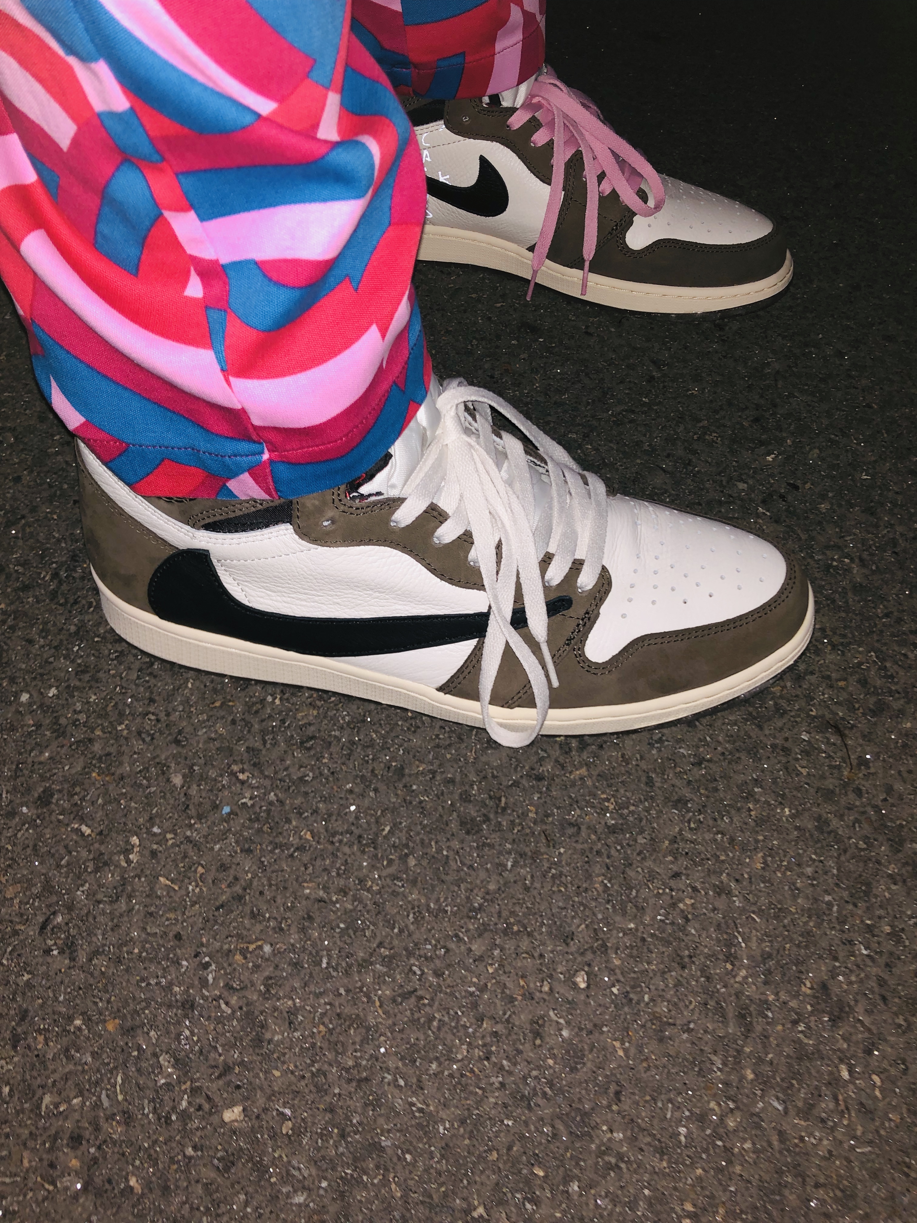 Jordan 1 x Travis Scott Retro High OG SP Mocha 착용 스타일 - 3