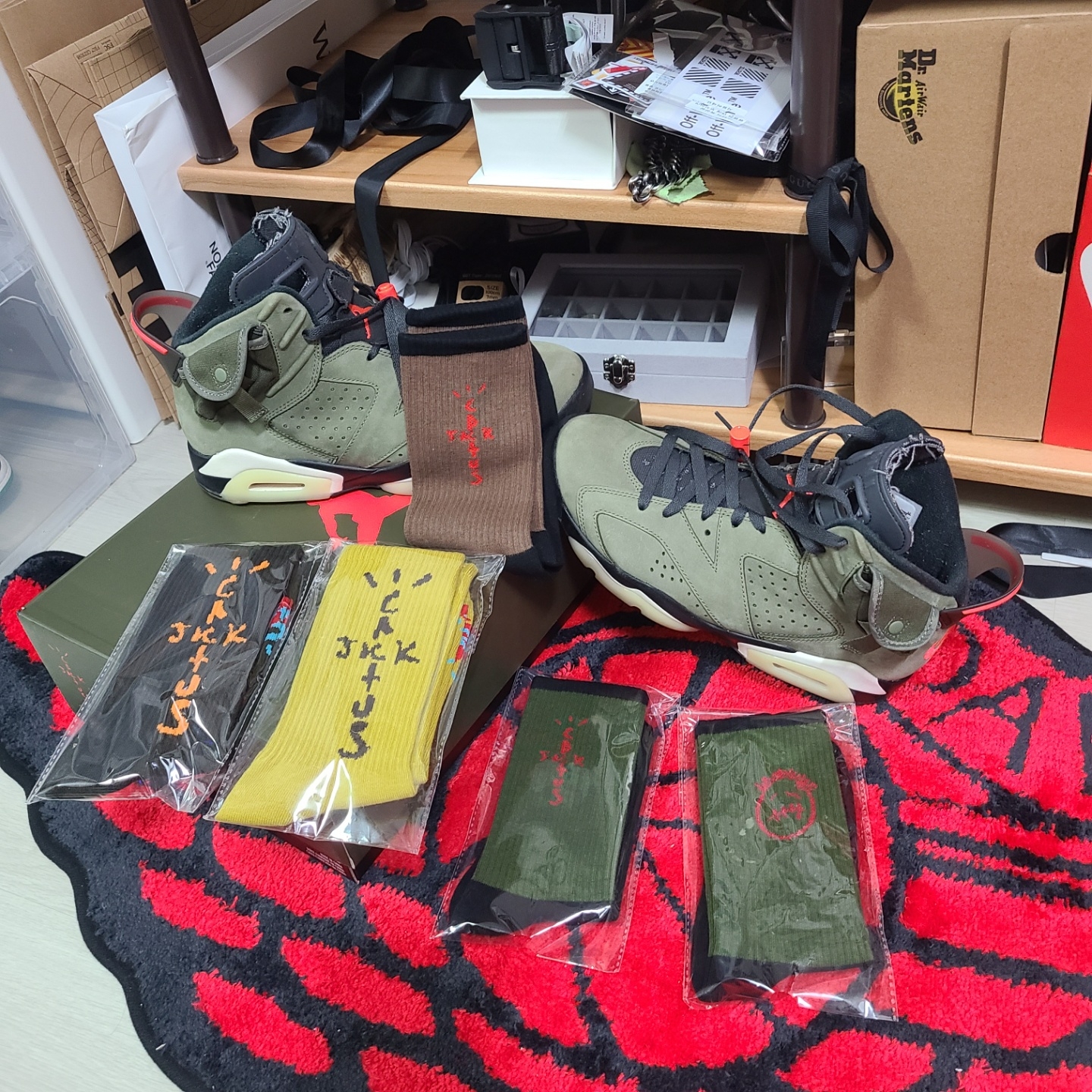 Jordan 6 x Travis Scott Retro Olive 착용 스타일