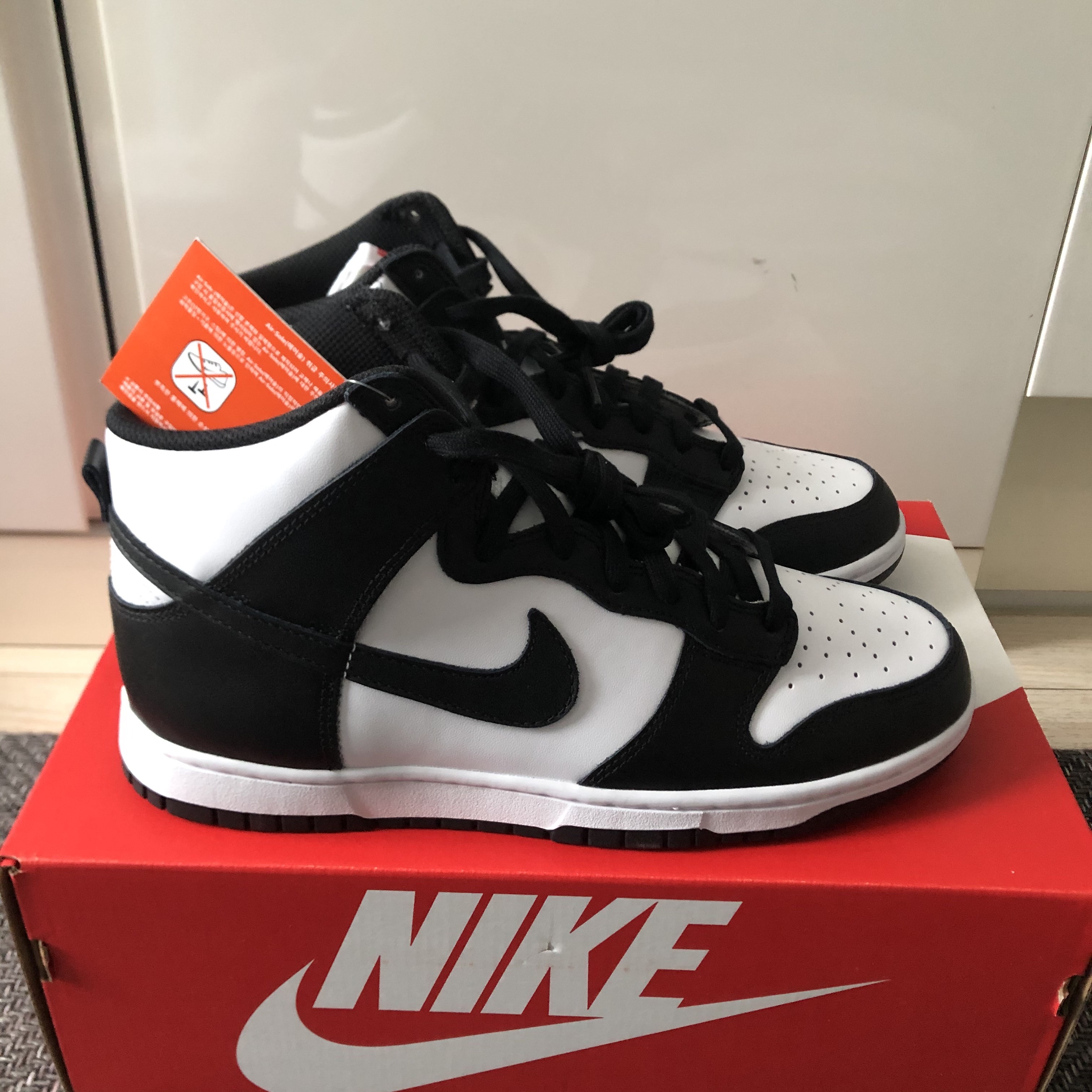 Nike Dunk High Retro Black and White 착용 스타일 - 2