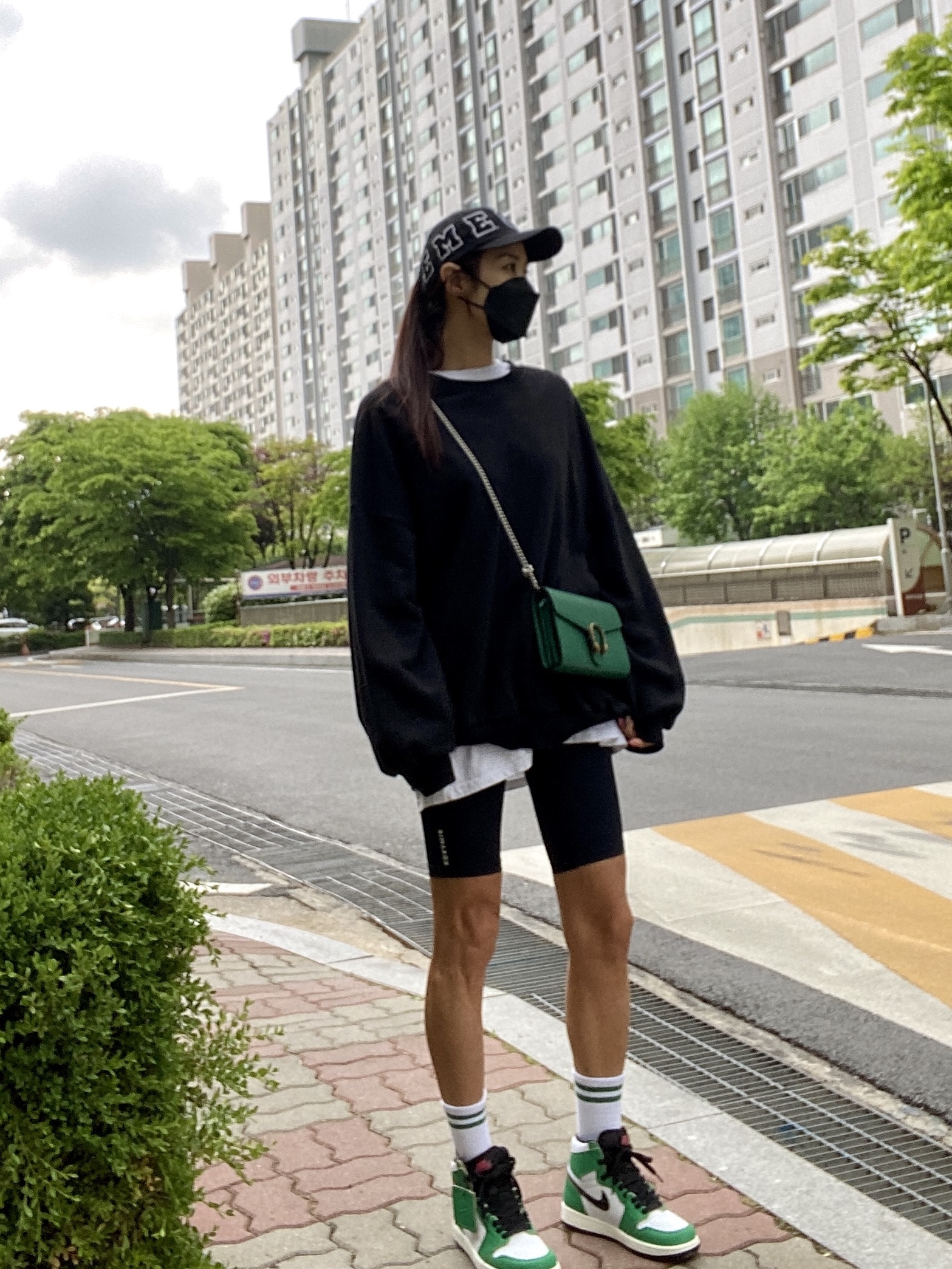 (W) Jordan 1 Retro High OG Lucky Green, Supreme Spellout 6-Panel Black - 21SS 착용 스타일 - 1