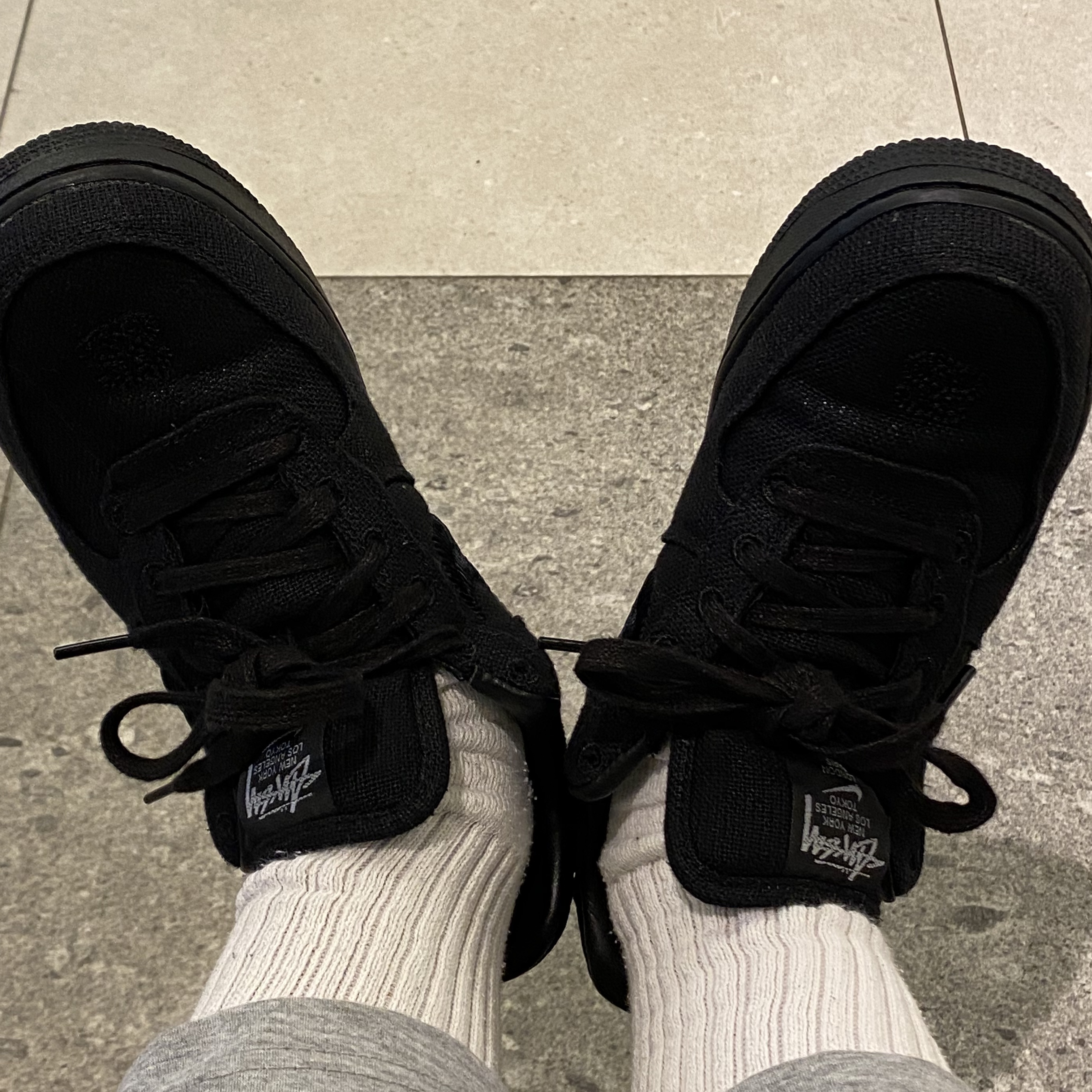 Nike x Stussy Air Force 1 Low Triple Black 착용 스타일 - 2