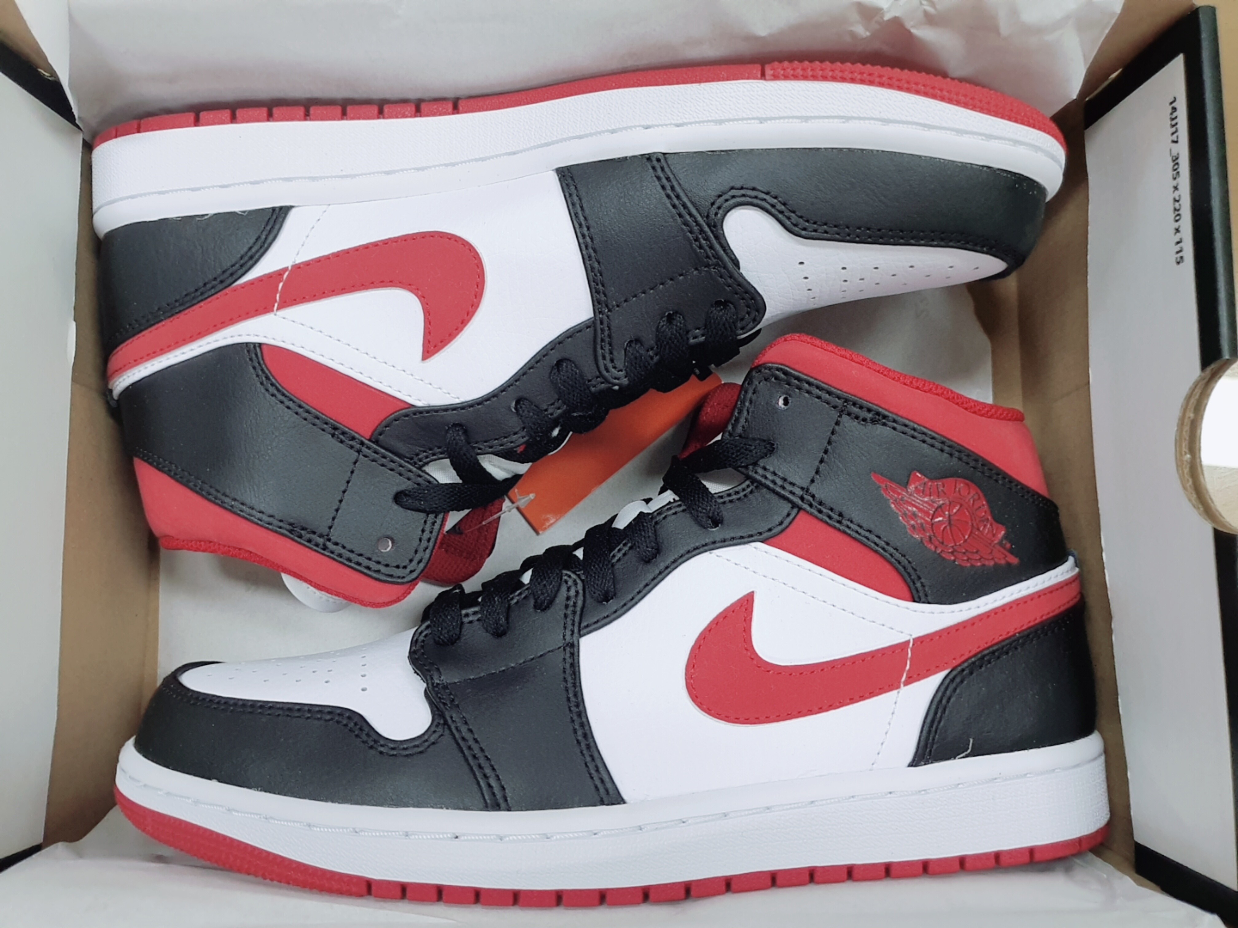 Jordan 1 Mid Gym Red Black White 착용 스타일