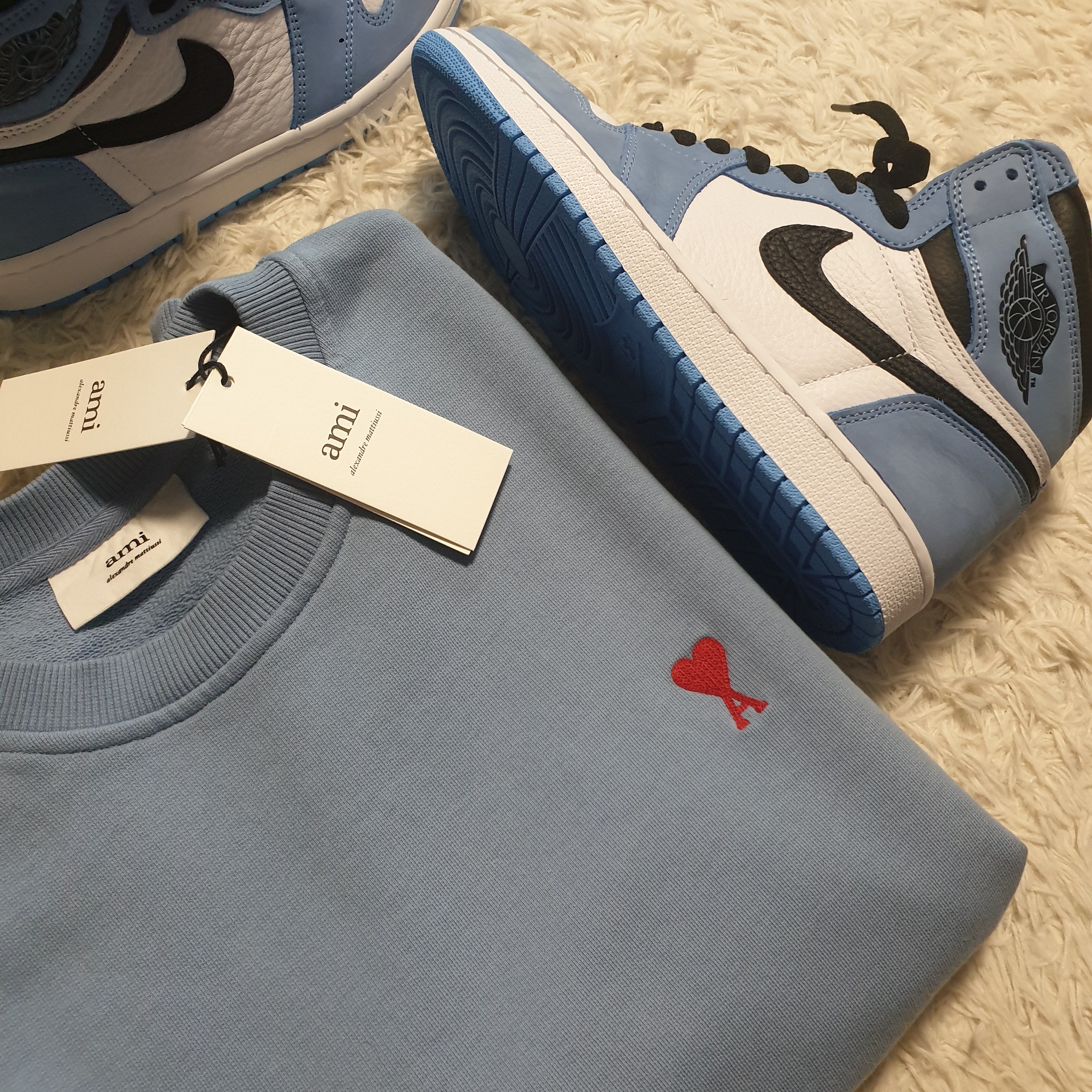 Jordan 1 Retro High OG University Blue, AMI de Coeur Sweatshirt Light Blue Bleu Clair - 21SS 착용 스타일