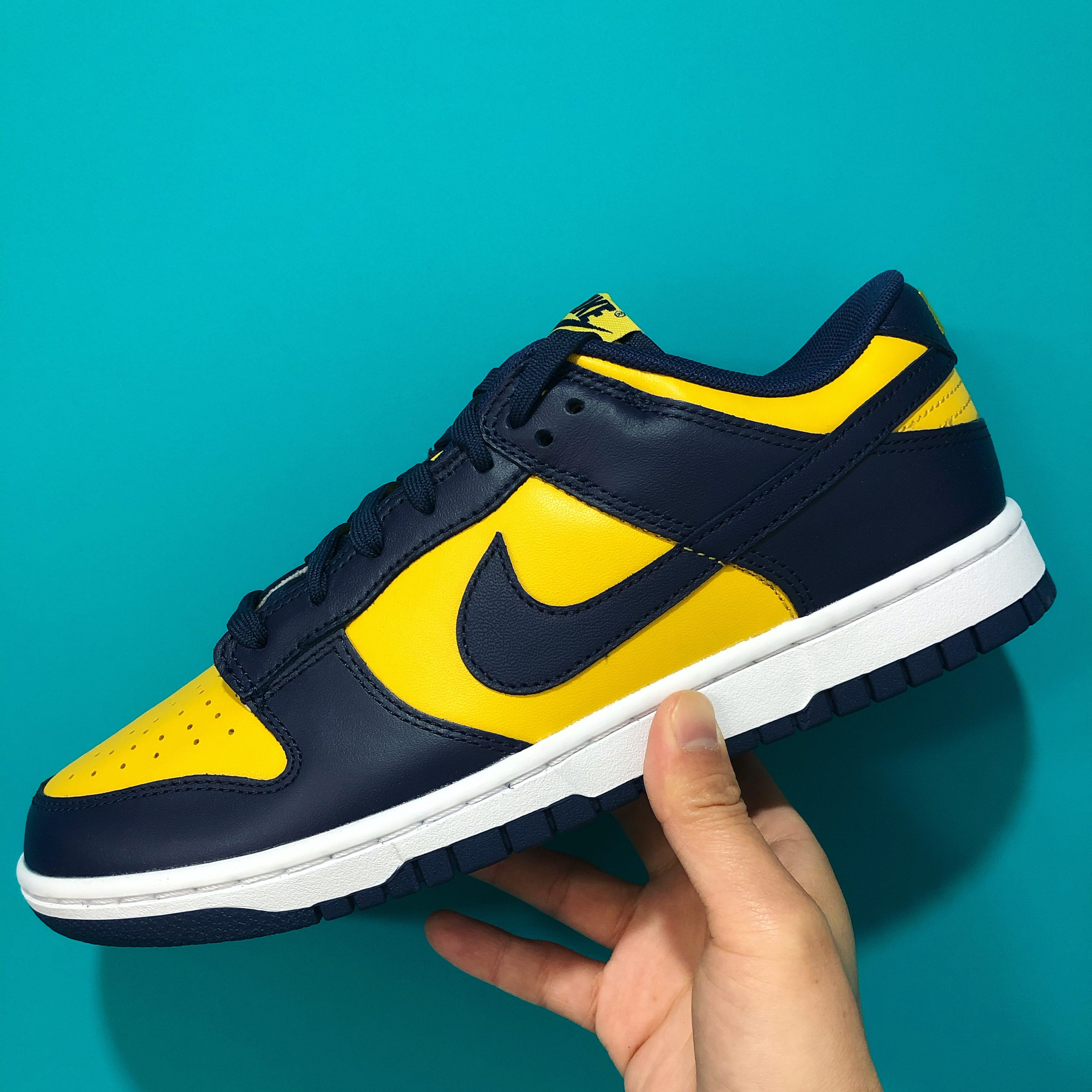 Nike Dunk Low Retro Varsity Maize 착용 스타일