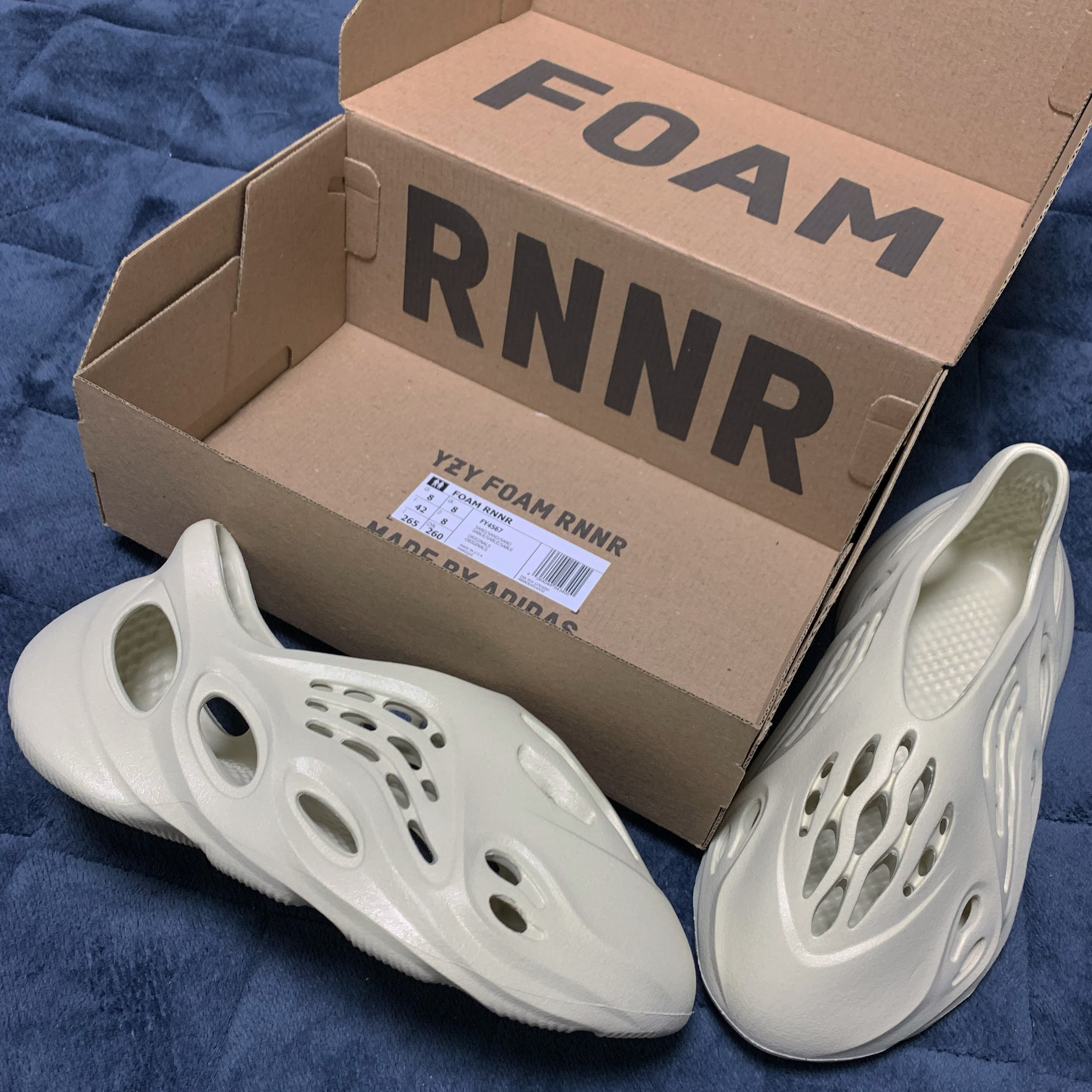 Adidas Yeezy Foam RNNR Sand 착용 스타일 - 2