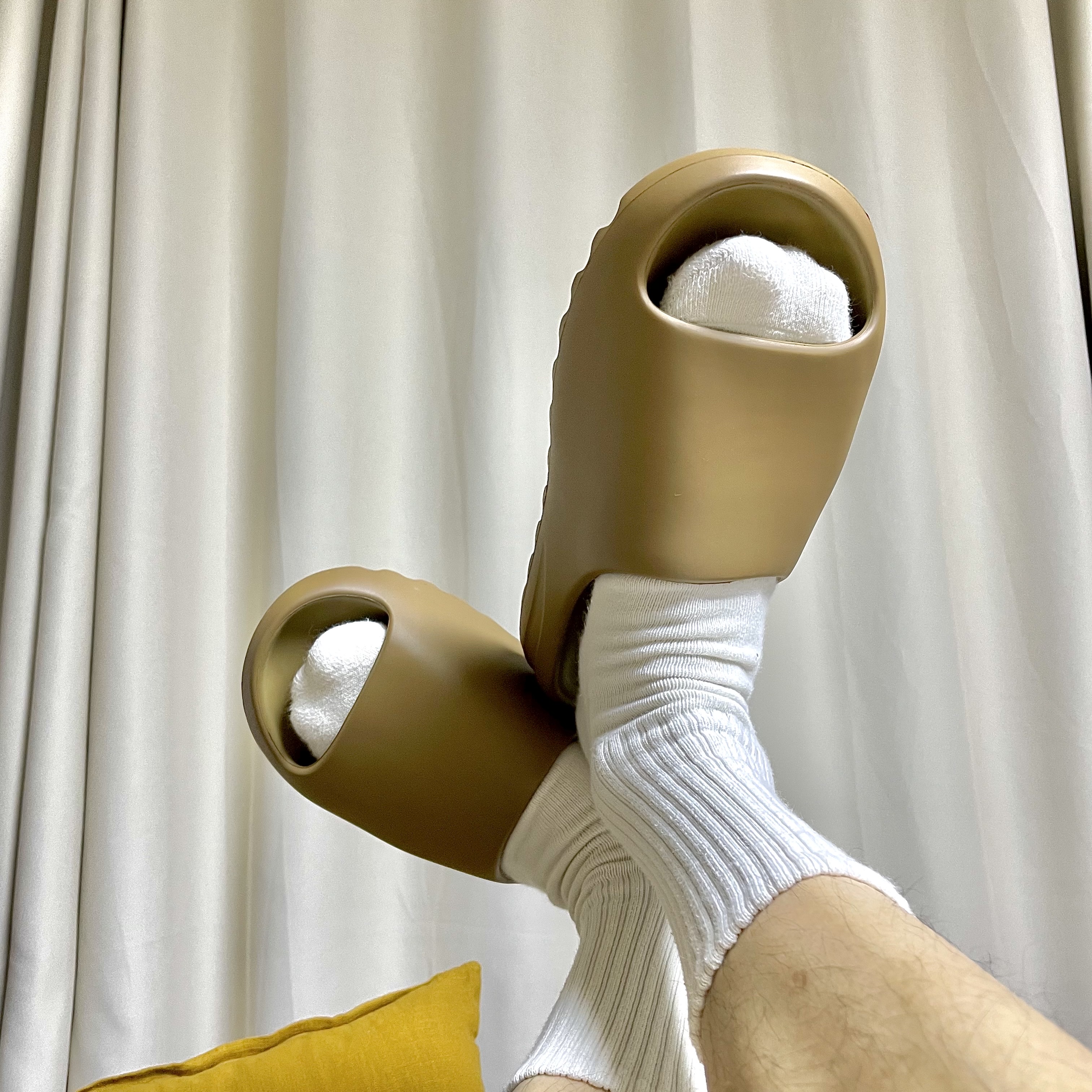 Adidas Yeezy Slide Core 2021 착용 스타일 - 1