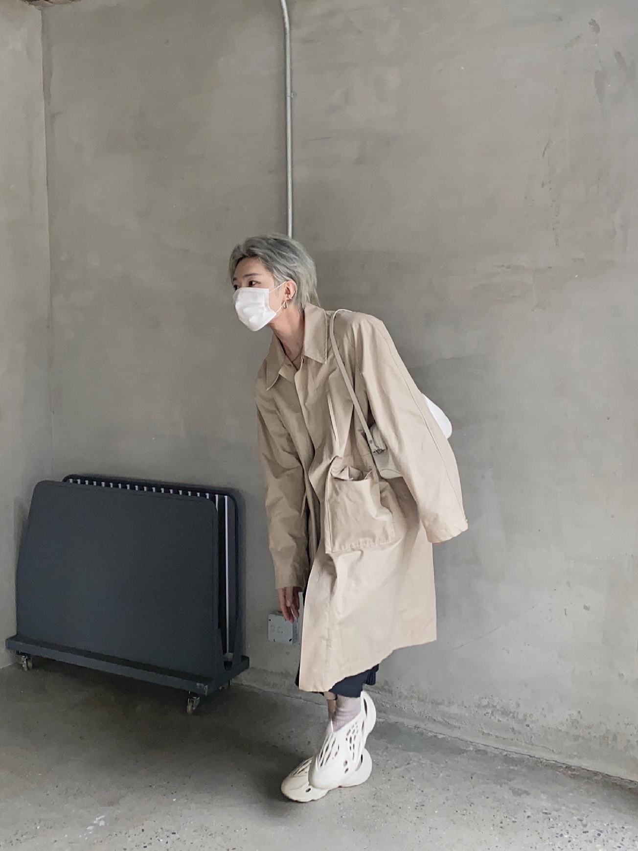 Adidas Yeezy Foam RNNR Sand 착용 스타일 - 1